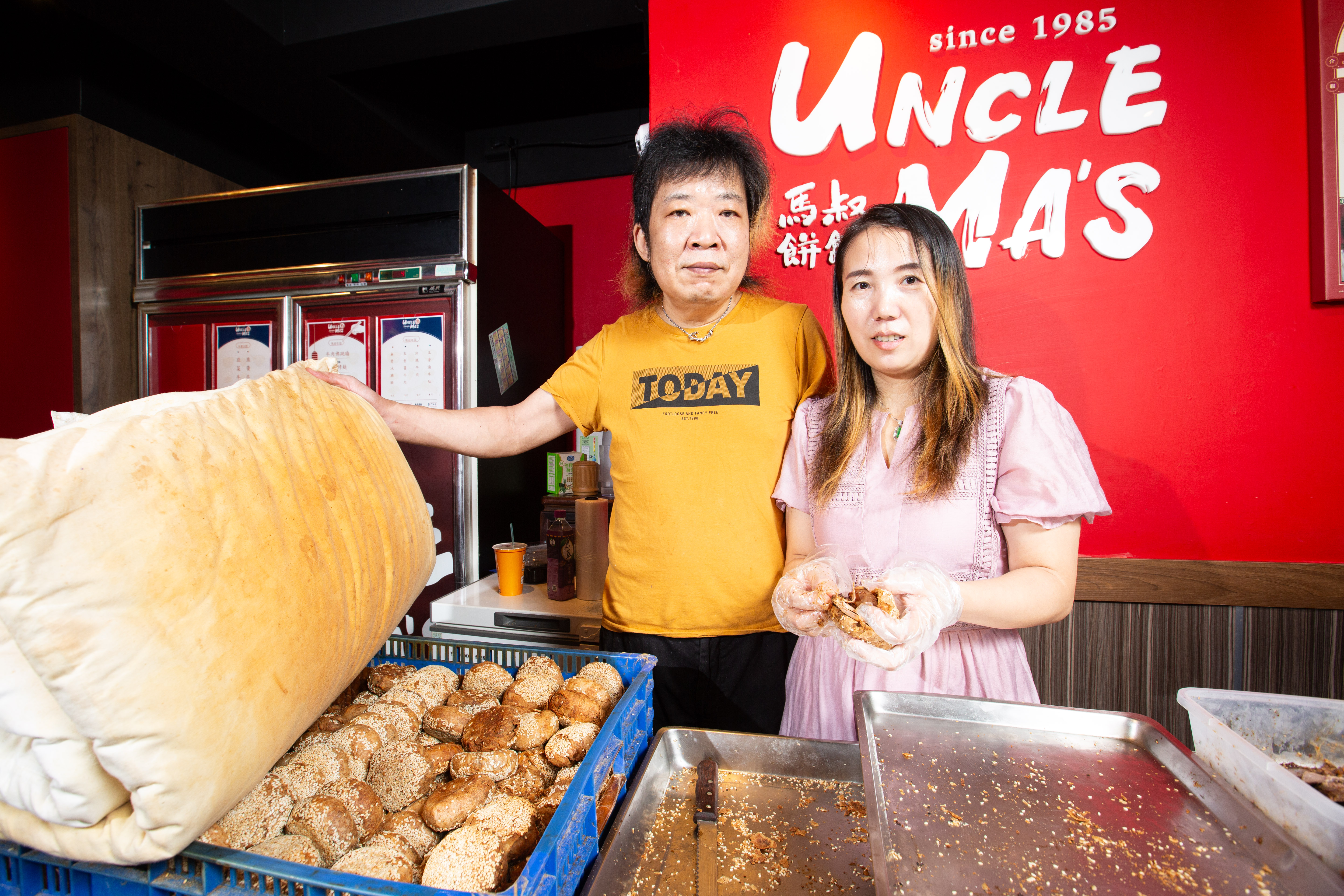 馬叔餅舖創立至今近40年，由第一代馬榮利自京劇演員退休後，頂下好友店鋪而成立，現由第二代馬光耀（右）和太太晏彩惠（左）經營。