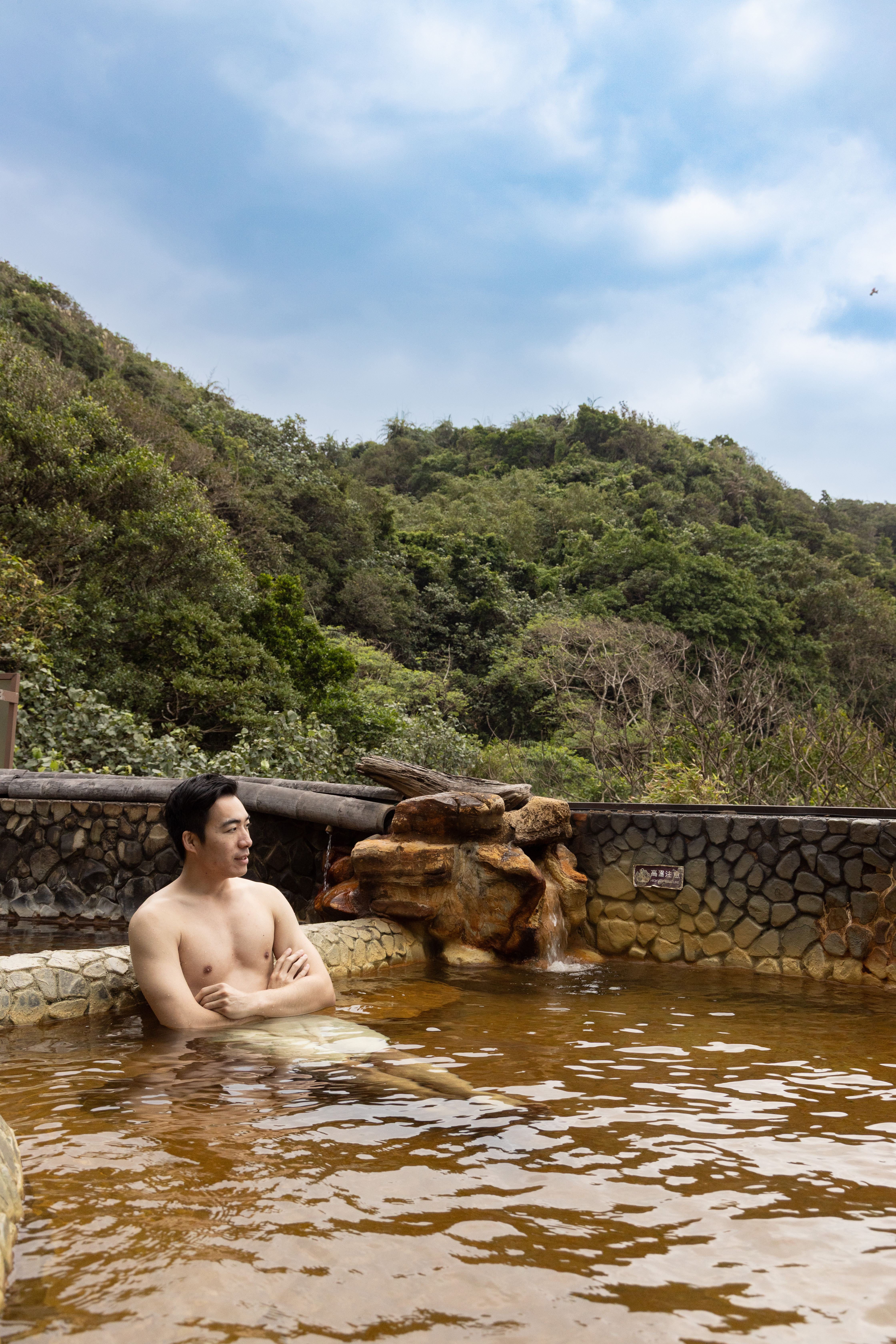 男湯另一側是陽明山國家公園的山巒景色。(圖為拍攝許可,入內禁止攜帶毛巾)