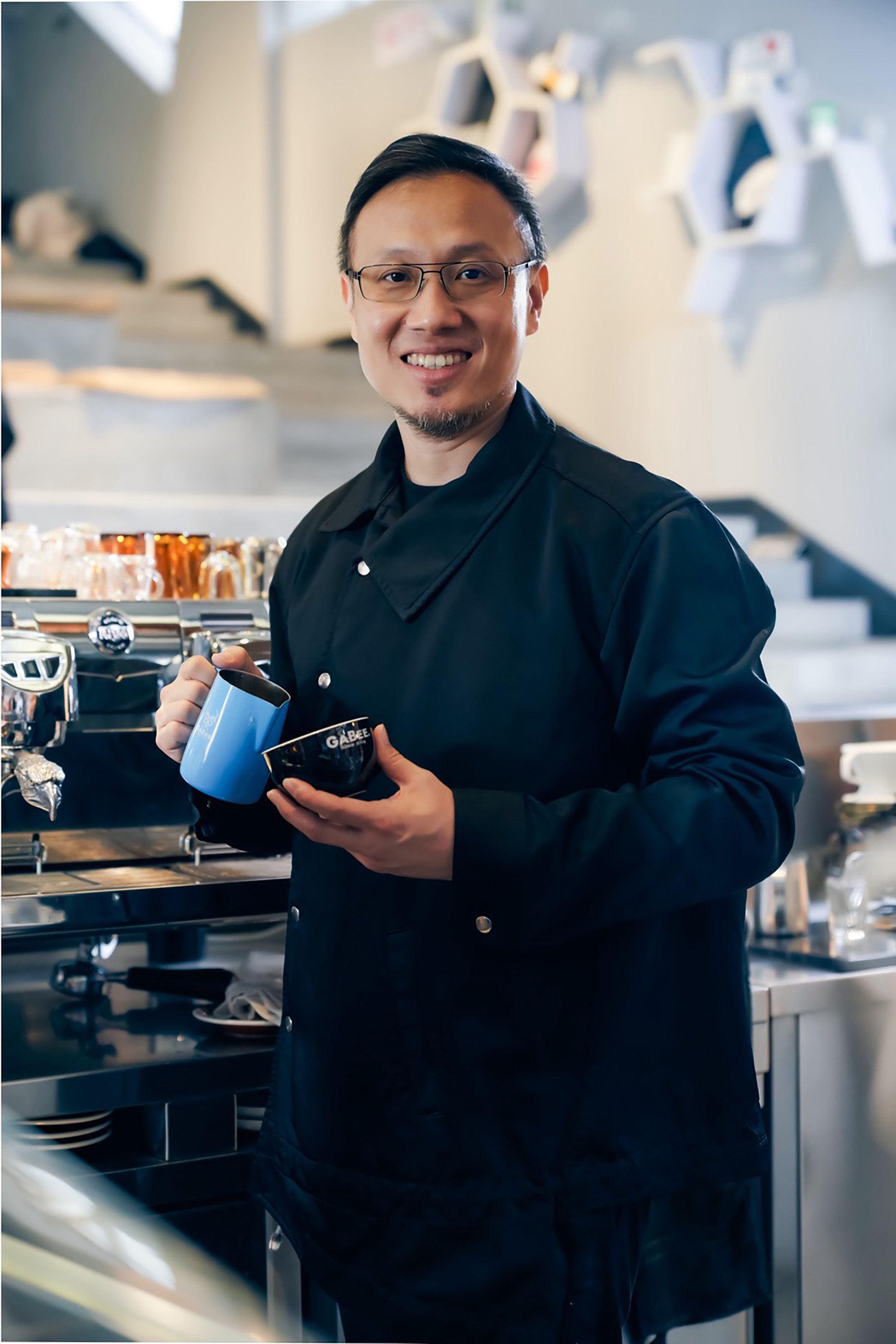 咖啡大師林東源挑戰風味邊界，首創「普洱茶咖」，將寶元紀珍稀普洱與咖啡花蜜、烈酒結合，開發出全新飲品面貌。（POUYUENJI寶元紀提供）