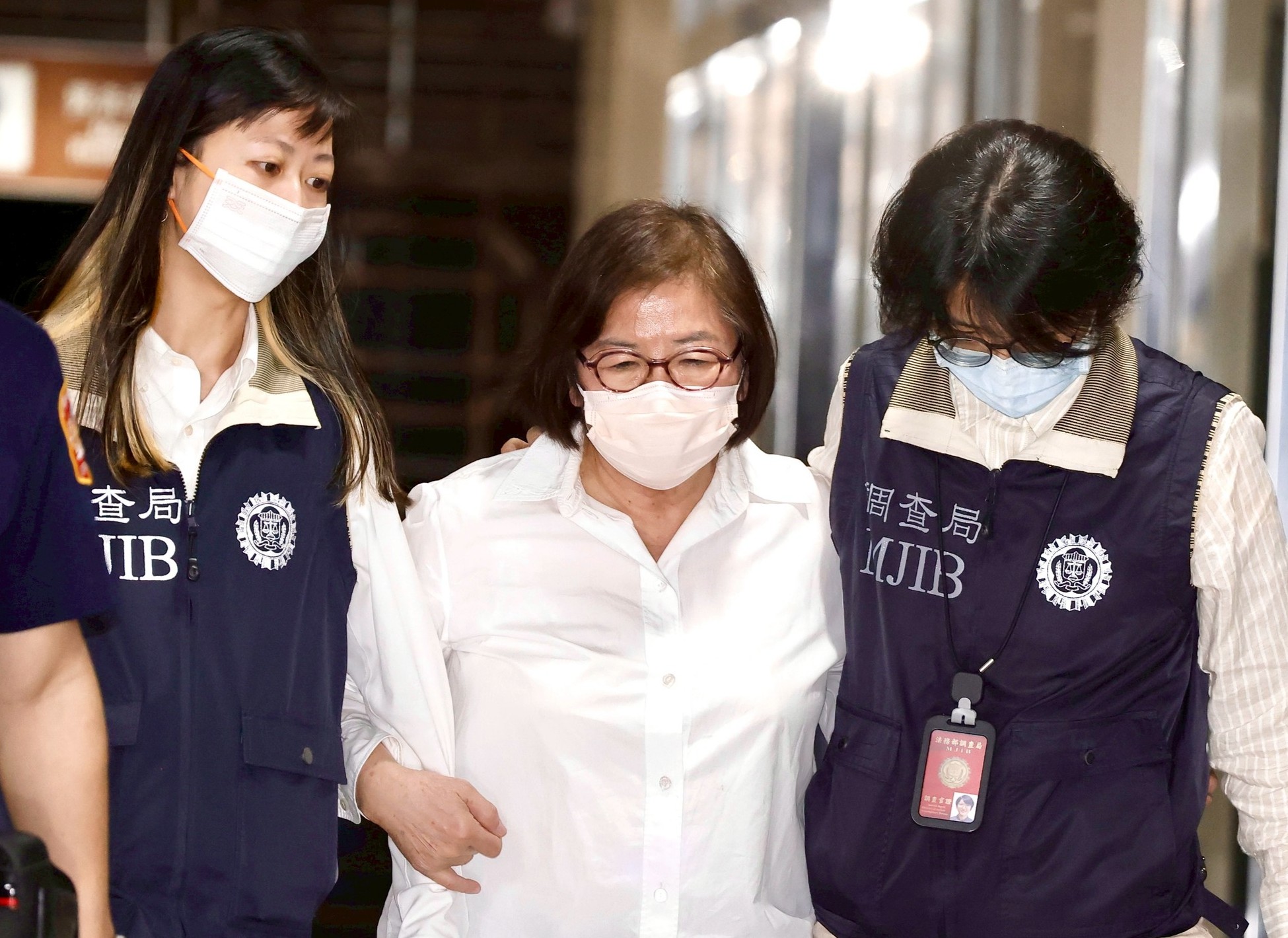 國民黨台北市黨部主委黃呂錦茹等4名被告，涉偽造文書、違反個資法等罪，遭檢方聲押，預計間9時40分開羈押庭。