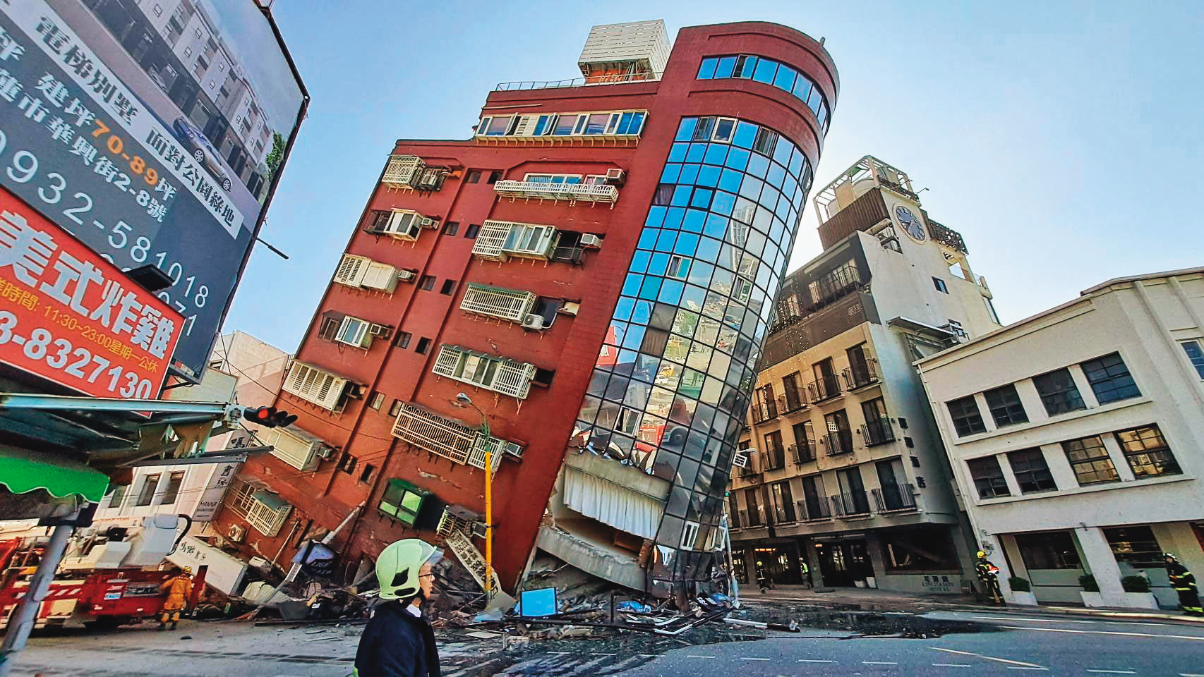 花蓮市天王星大樓在地震中傾倒，引發全台對建築結構安全的重視。