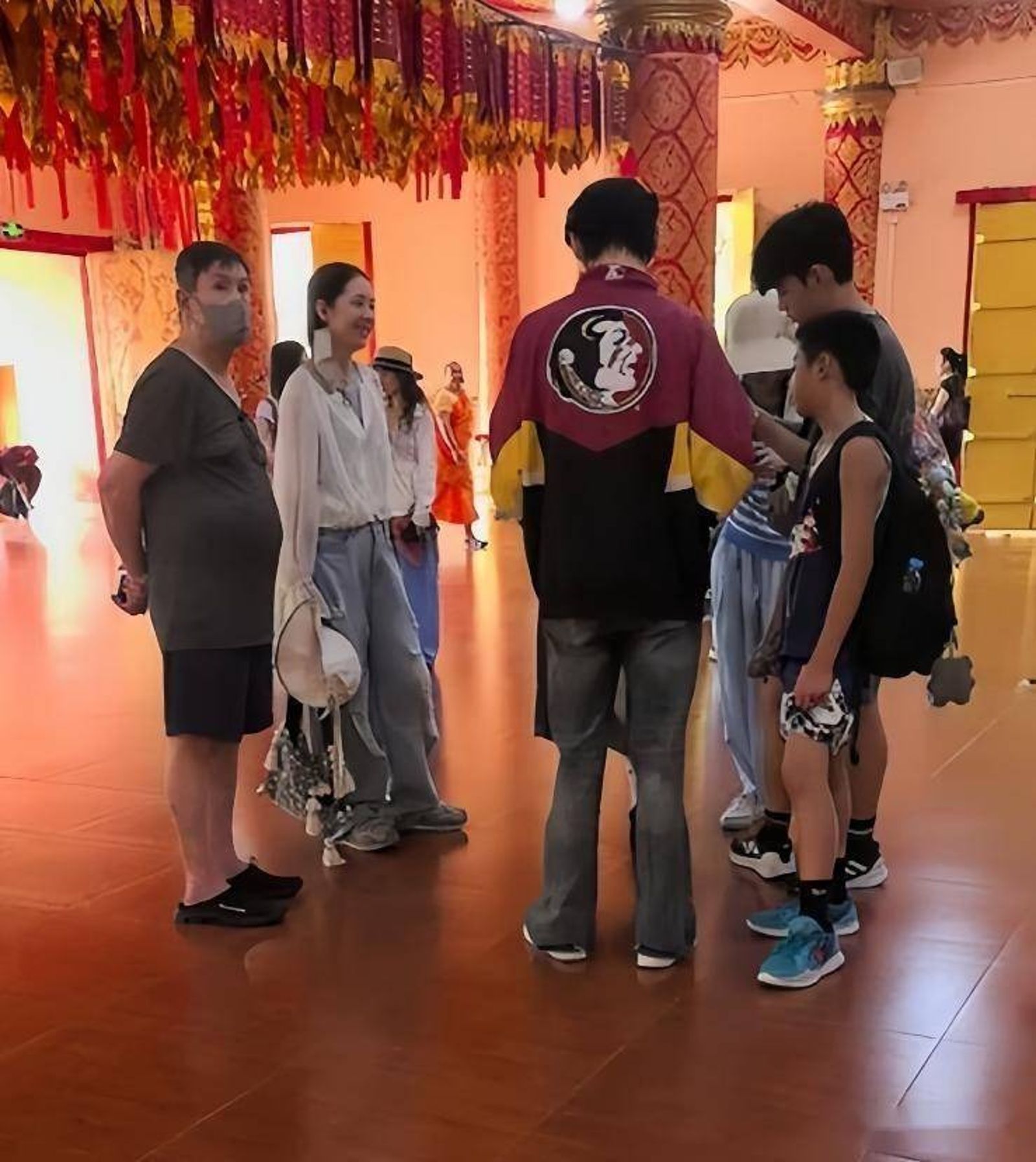 郭爸爸（左起）、郭碧婷和親友到西雙版納旅遊，向佐一路陪伴岳家人。（翻攝微博）