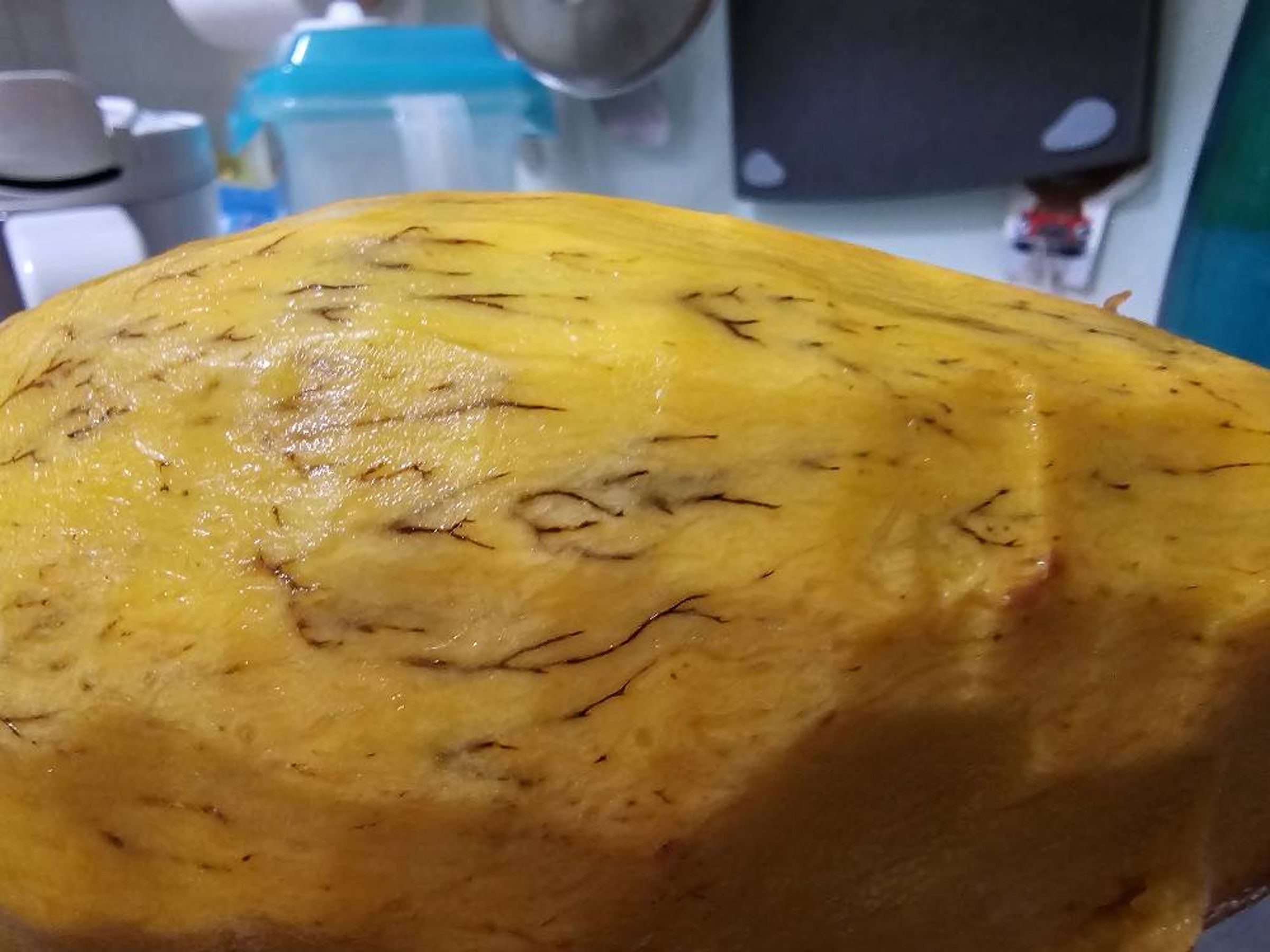 有網友削開芒果後,發現上面布滿許多條黑絲,讓原po嚇壞「不敢吃」。(翻攝自爆廢1公社)