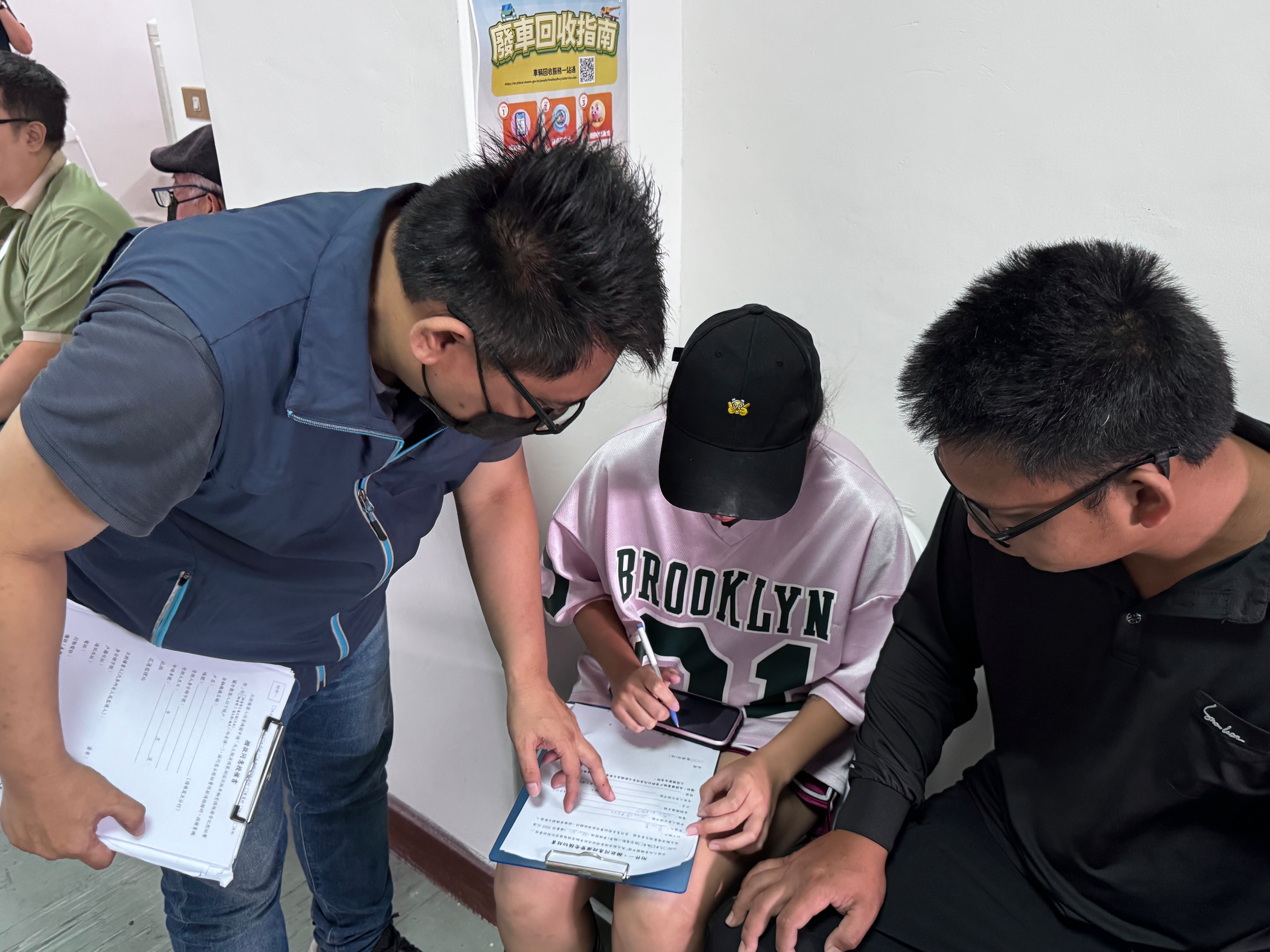 監理所人員協助民眾辦理受災車輛報廢作業,部分災損車輛設定於中租旗下合迪公司,協助完成資格申請。(圖片來源:交通部公路局)