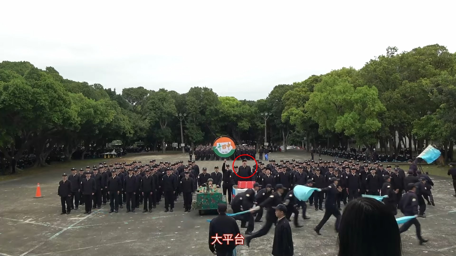 王大陸(紅圈處)奮力高喊,相當賣力完成表演。(翻攝自內政部替代役訓練及管理中心YT頻道)