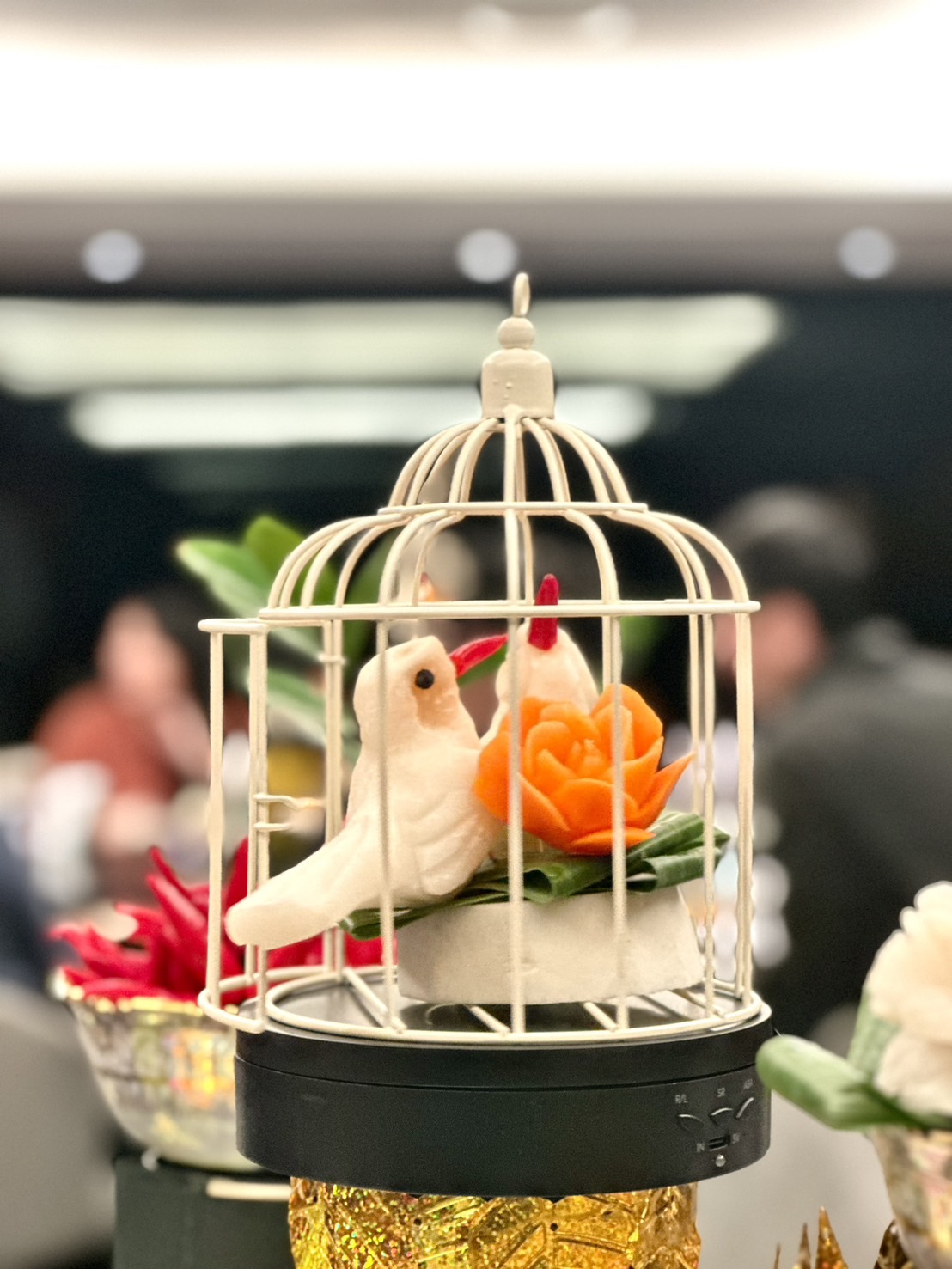 Jimmy主廚提到，擺盤是宮廷菜呈現餐點的重要因素，以蔬果雕刻為重，需要長時間的練習與耐心，全憑手藝的穩定度達到華麗精緻的視覺效果。