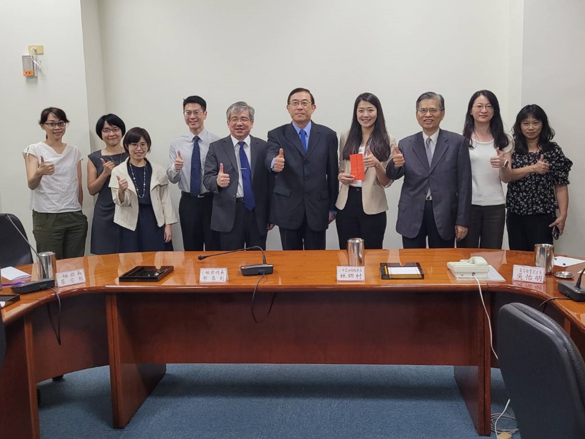 檢察總長邢泰釗親赴苗栗地檢署,嘉勉同仁破獲全台首宗大選賭盤案。(最高檢提供)