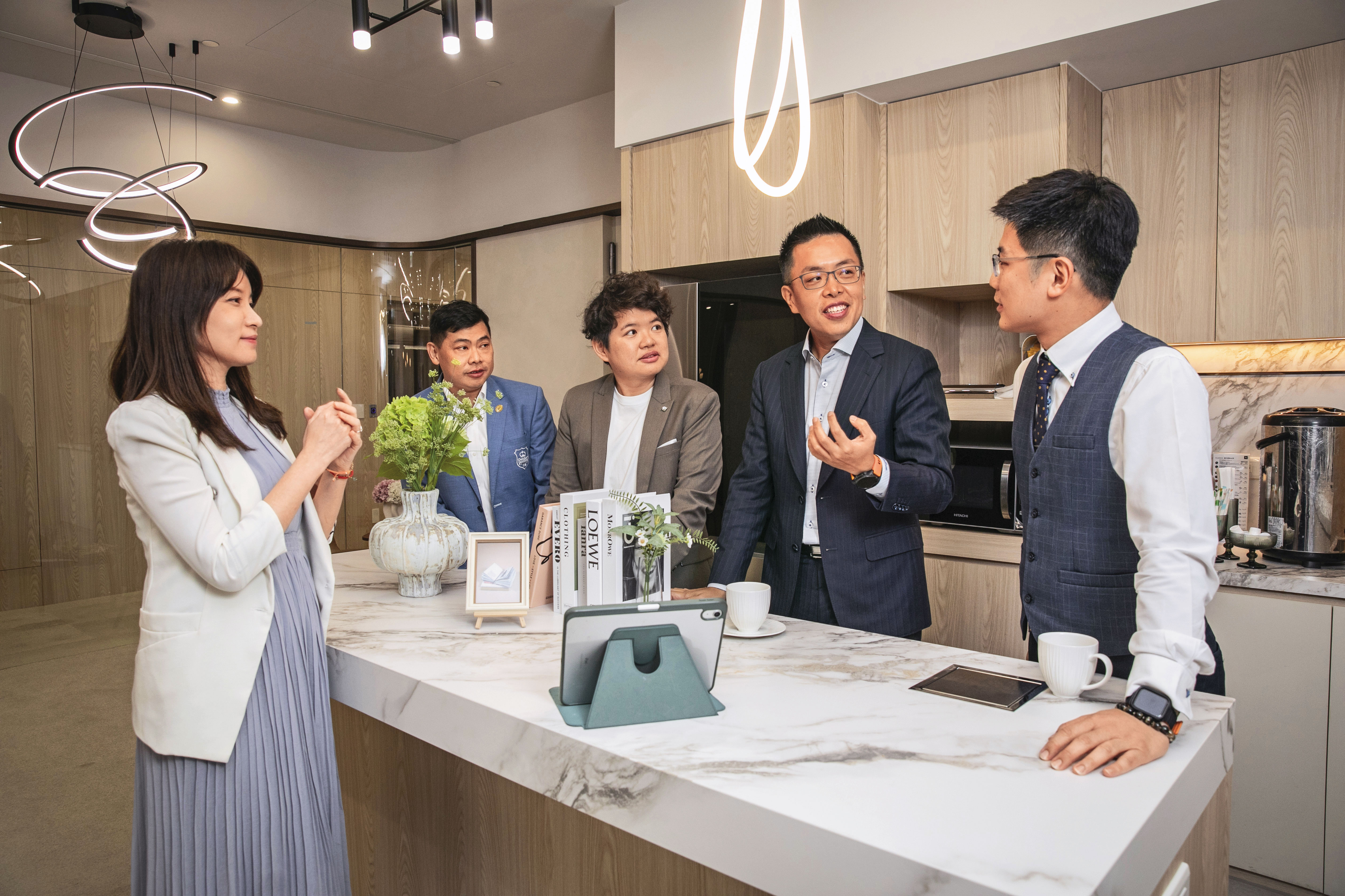 蔡聖威（右2）十分重視保險經紀人的進修學習，經常與他們互動，建議學習方向。