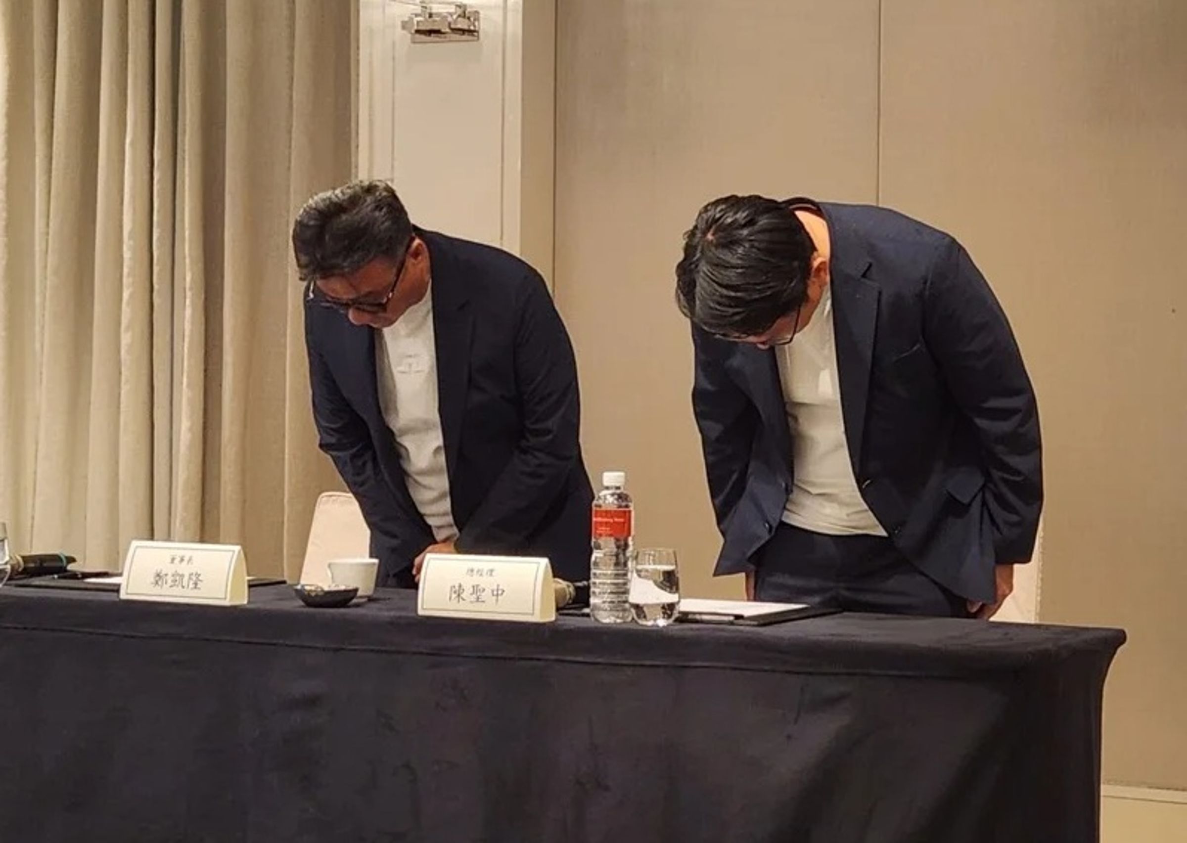 聯發國際董事長鄭凱隆(左)於21日召開記者會,對於帶UG包裝至悼念現場遭炎上,表達歉意。(聯發國際提供)