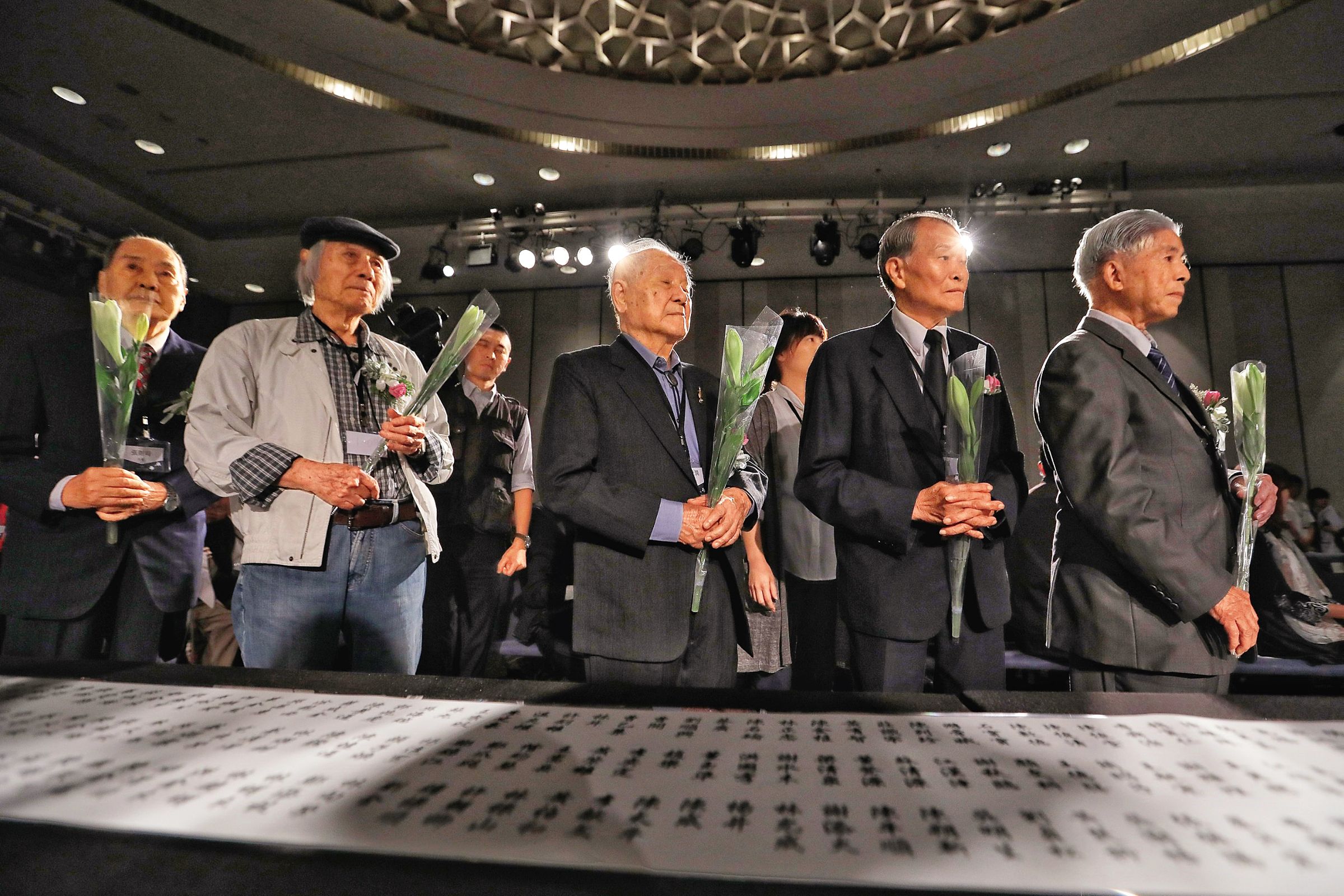 受難者及遺屬出席「反省記憶:平復司法不法之第一波刑事有罪判決撤銷公告儀式」。(翻攝維基百科)