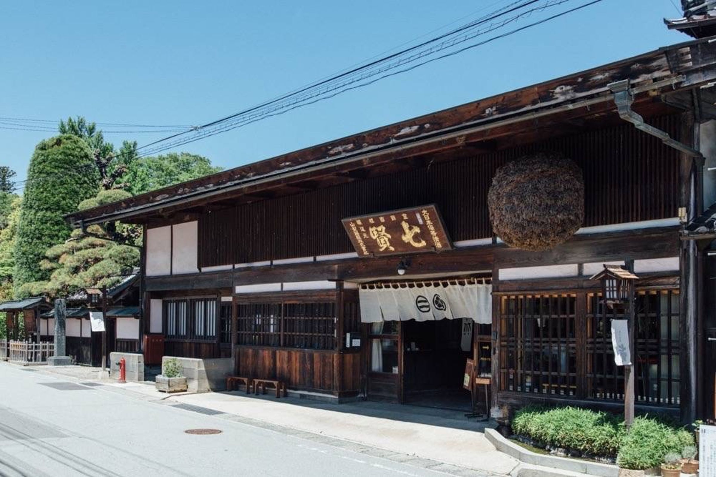 與「SAKE HUNDRED」攜手釀製出「深星SHINSE」氣泡酒的「七賢酒造」。(SAKE HUNDRED提供)