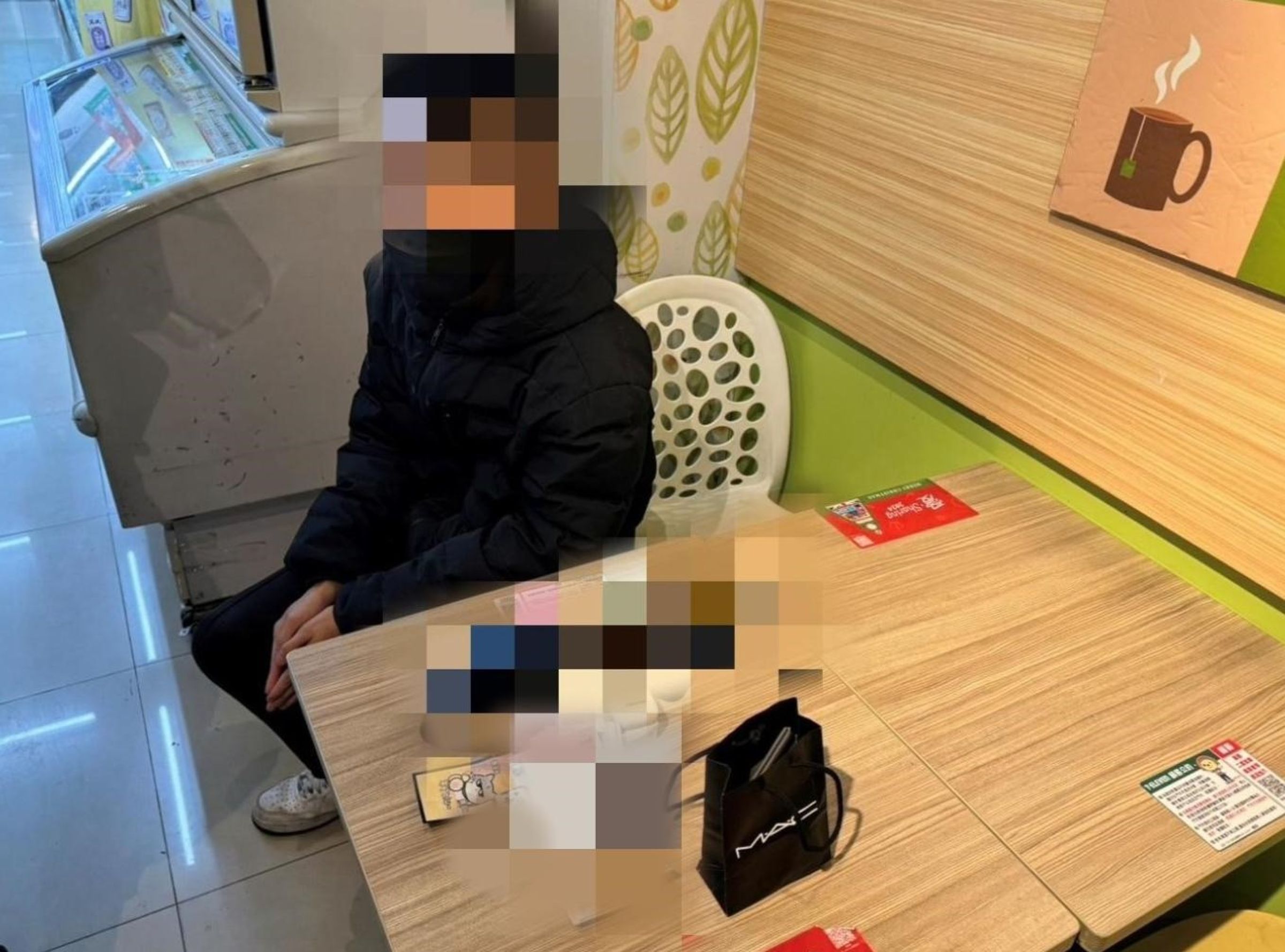 張姓男子趴睡在超商座位區，當場查獲持有「依托咪酯」毒菸彈。（警方提供）