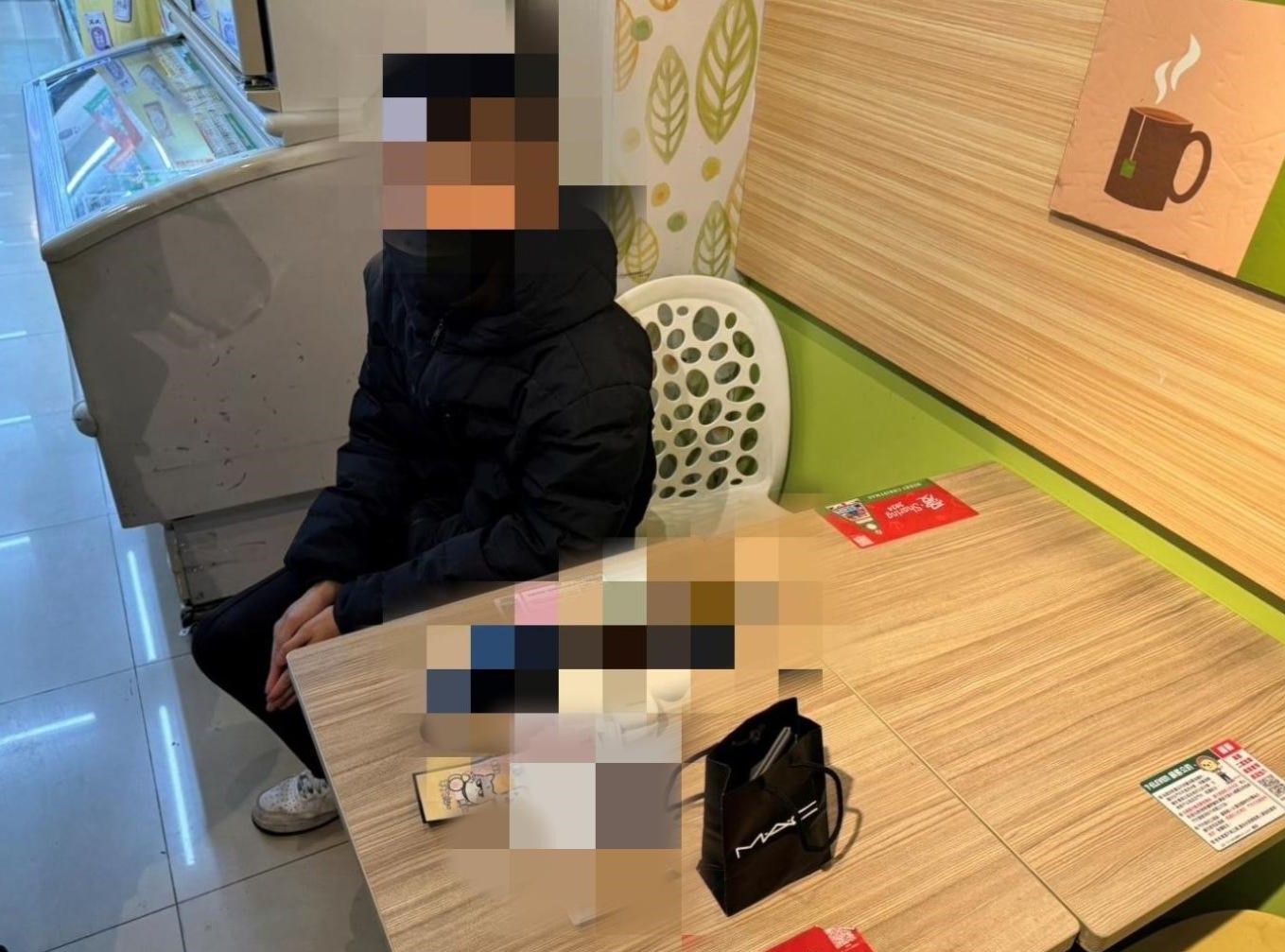 張姓男子趴睡在超商座位區，當場查獲持有「依托咪酯」毒菸彈。（警方提供）