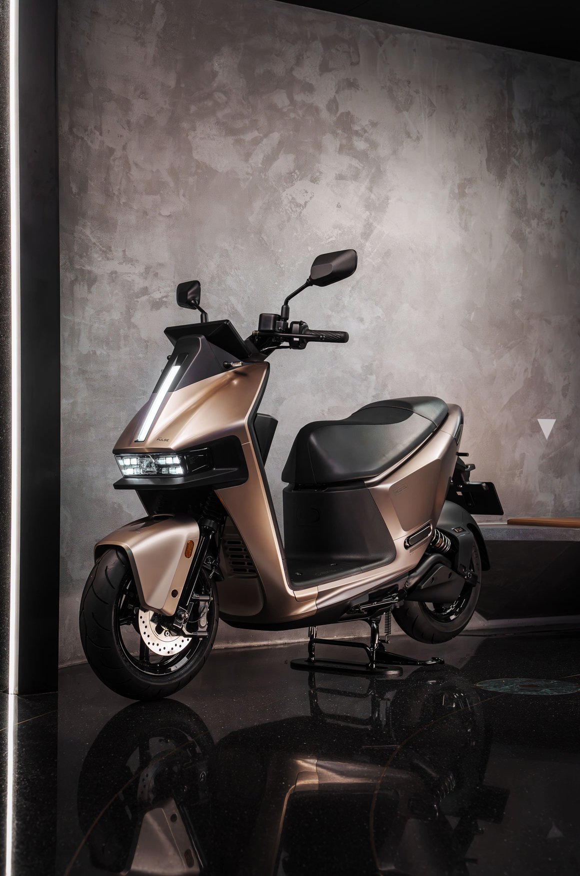 Gogoro x STARLUX Starwalker Edition 聯名套組含 Gogoro Pulse Starwalker Edition 星宇航空特仕版車輛、同車色聯名安全帽乙頂、聯名飛行夾克乙件、Gogoro x STARLUX 聯名皮革卡套乙個（只送不賣），即日起首批 200 組限量珍藏價 NT$ 136,980，完整珍藏創新與工藝的理念精髓。
