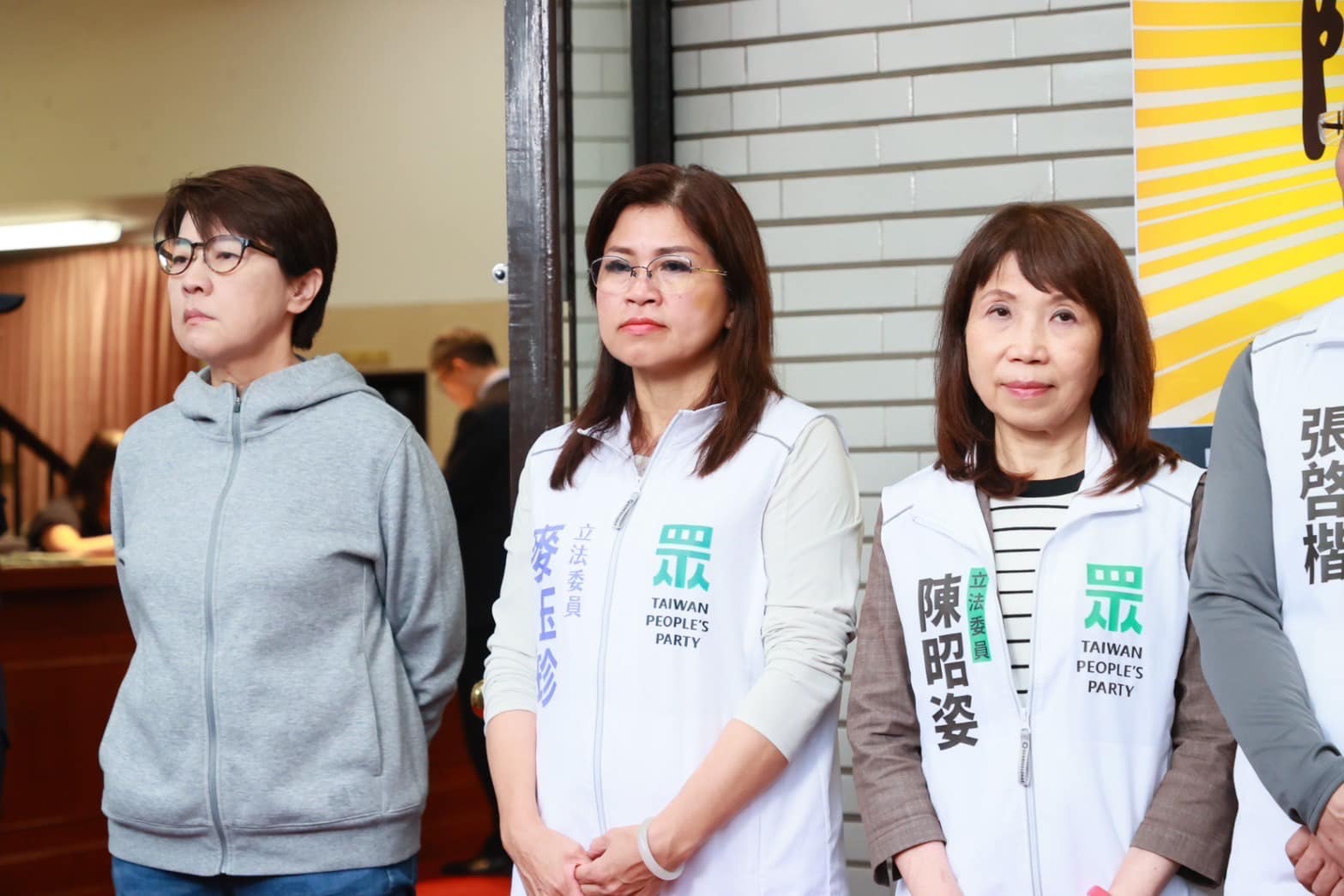 麥玉珍（中）曝將台灣紅龍果偷帶回越南種，稍早發文致歉。（翻攝麥玉珍臉書）