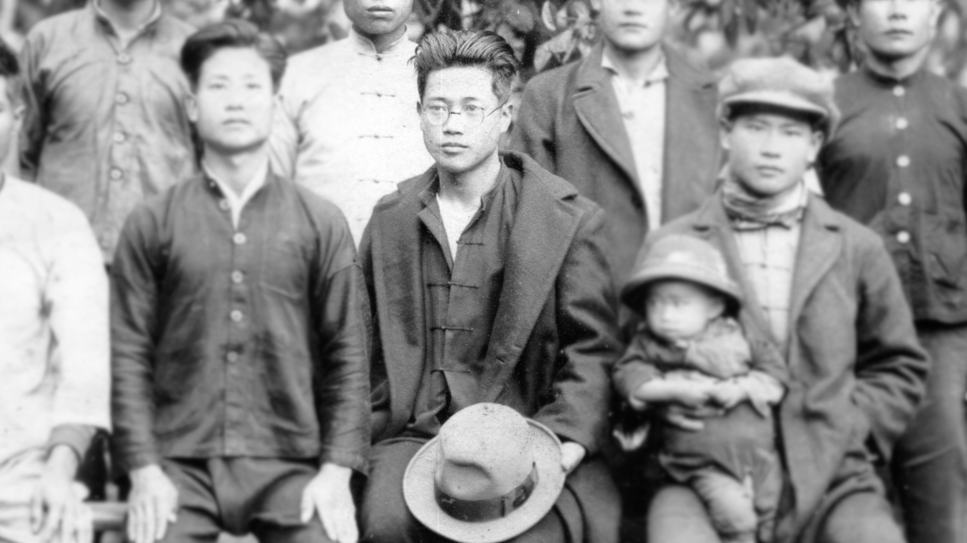 湯德章（前排右二拿帽者）的一生充滿戲劇性，不幸成為228事件受難者。（希望行銷提供）