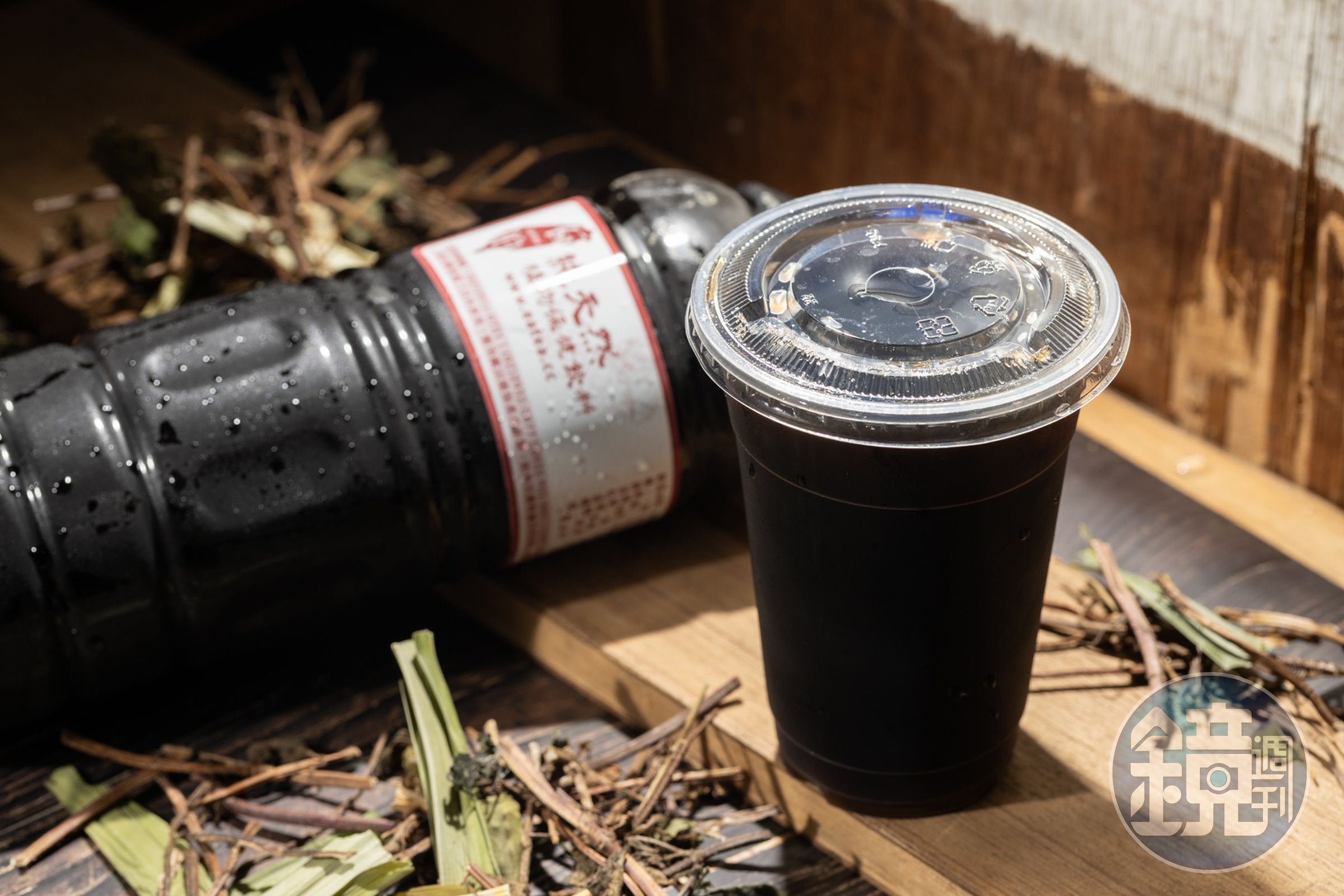 石伯的「仙草茶」由10多種青草熬製而成。（40元／杯、100元／瓶）