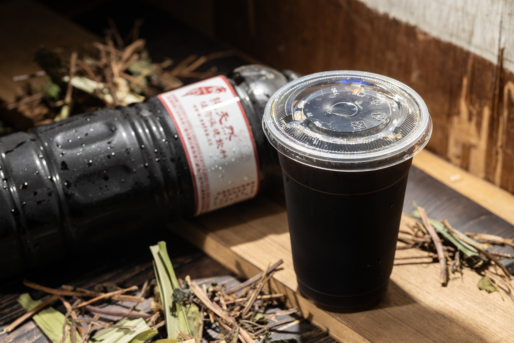石伯的「仙草茶」由10多種青草熬製而成。（40元／杯、100元／瓶）