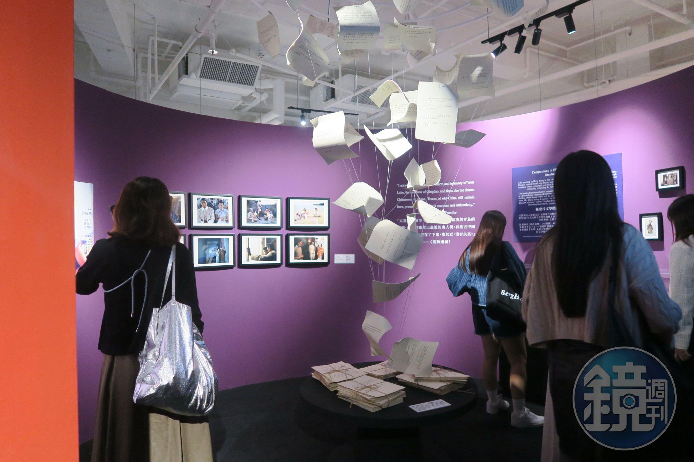 正在影灣園展出的「張愛玲的淺水灣：愛情、脆弱的美」，吸引許多張迷來看展。