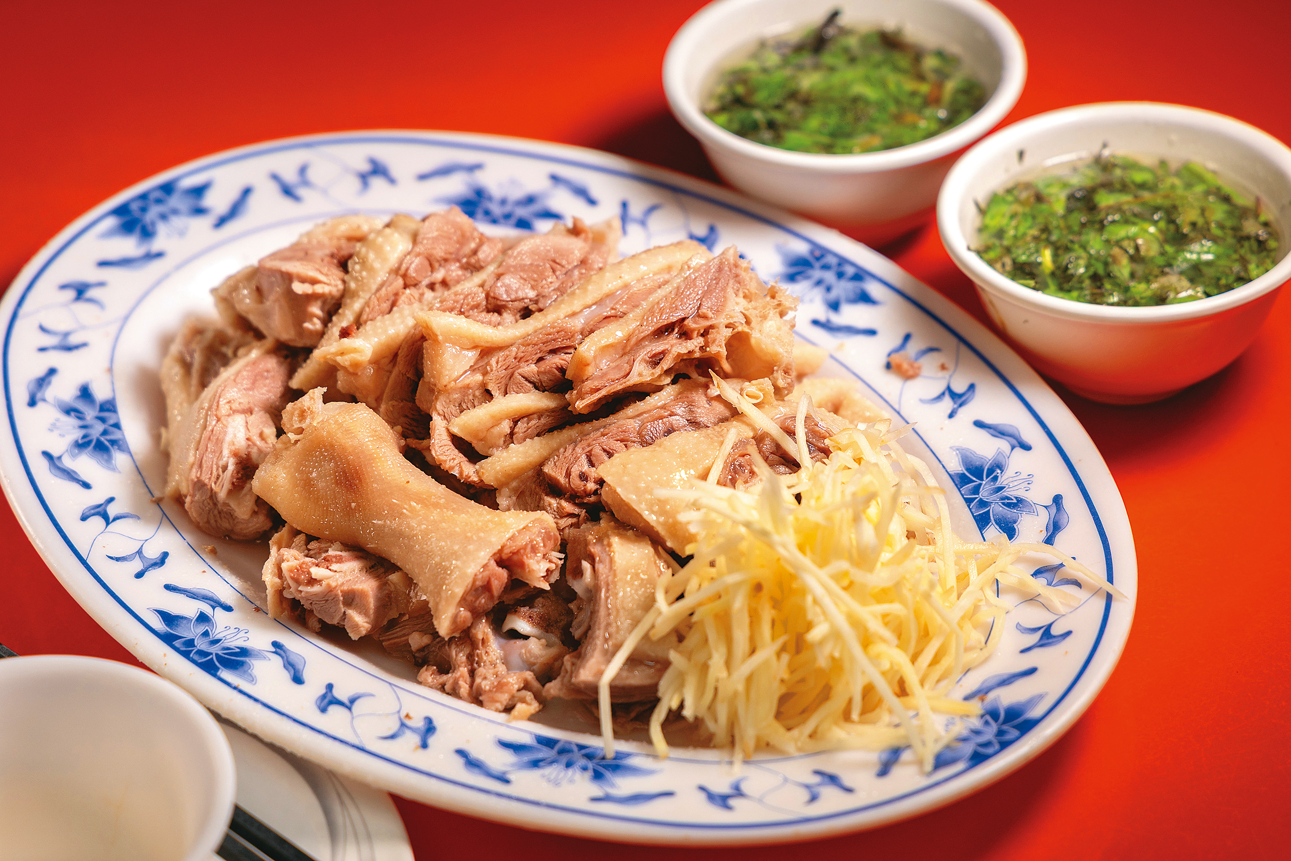 來自雲林台西的「鵝肉」，走的是Q彈有勁的帶骨路線，熱沾醬是一大特色。（40元／兩，圖中約640元）