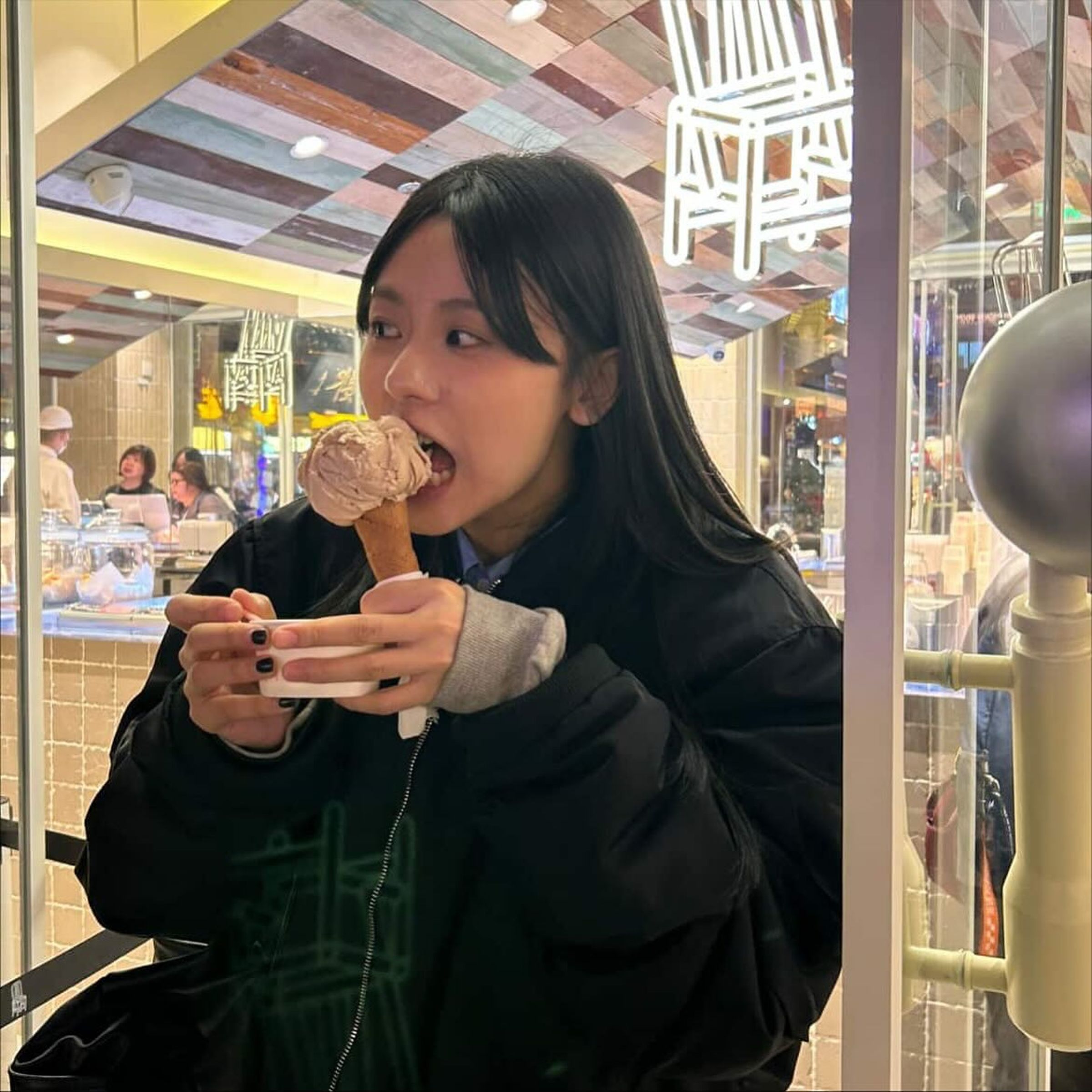無論烤肉飯或是一杯好喝手搖,都是163braces生活裡最實在的快樂來源。(翻攝163braces_fans IG)
