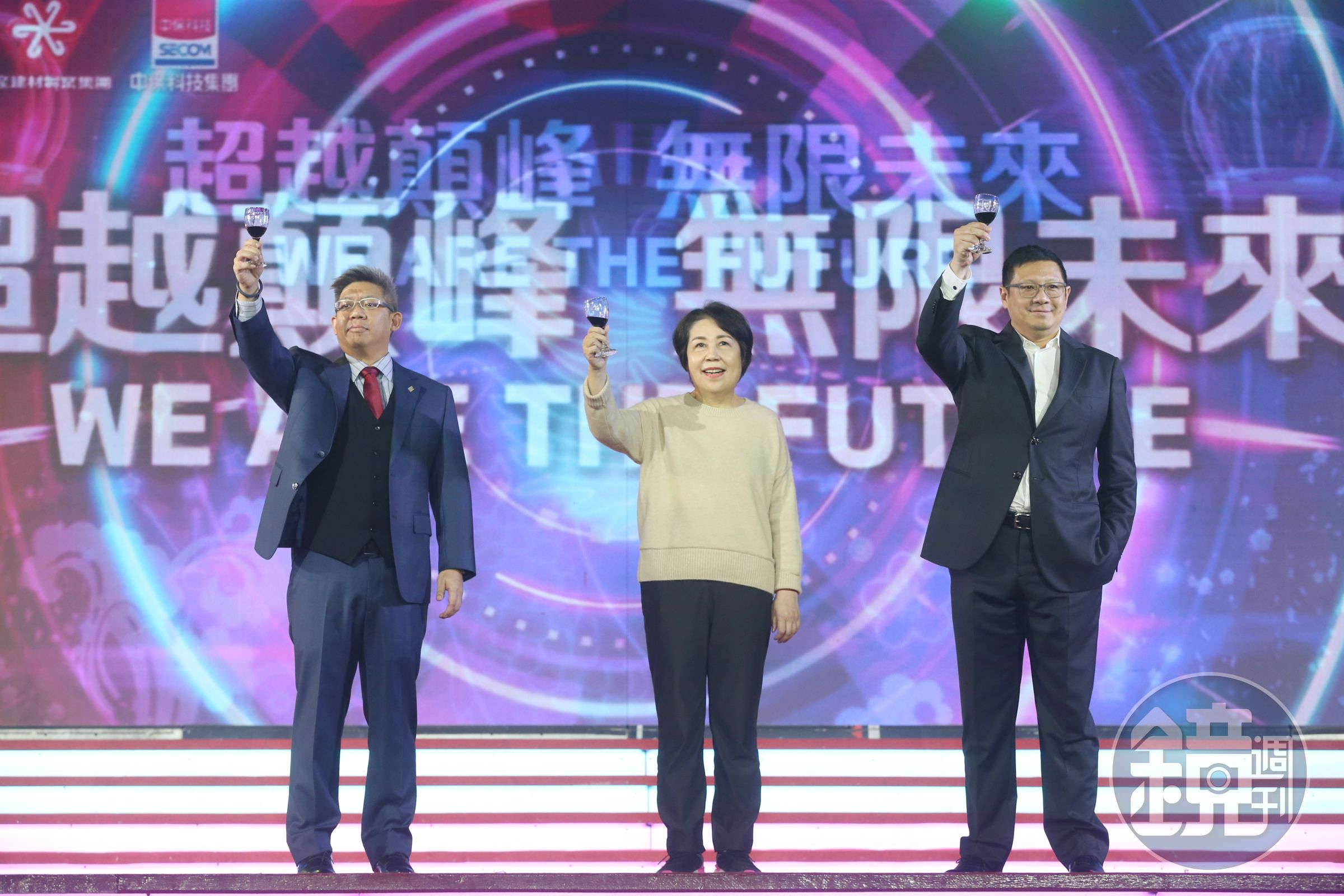 國產建材實業董事長徐蘭英（中）表示，去年國內本業創下史上第一高的營收紀錄，今年因為在公共工程業務也有斬獲，出貨量可望再度攀升。