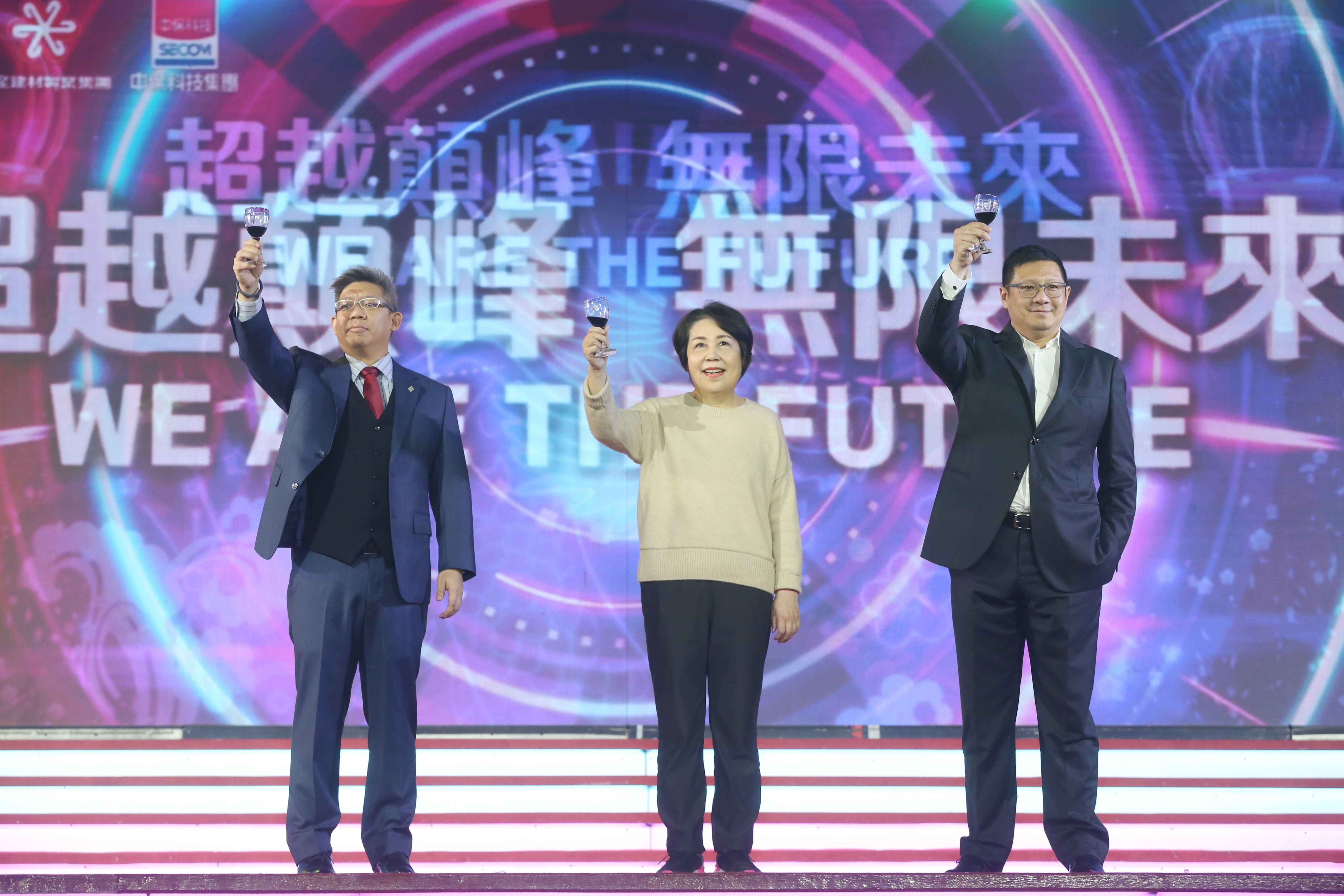 國產建材實業董事長徐蘭英（中）表示，去年國內本業創下史上第一高的營收紀錄，今年因為在公共工程業務也有斬獲，出貨量可望再度攀升。