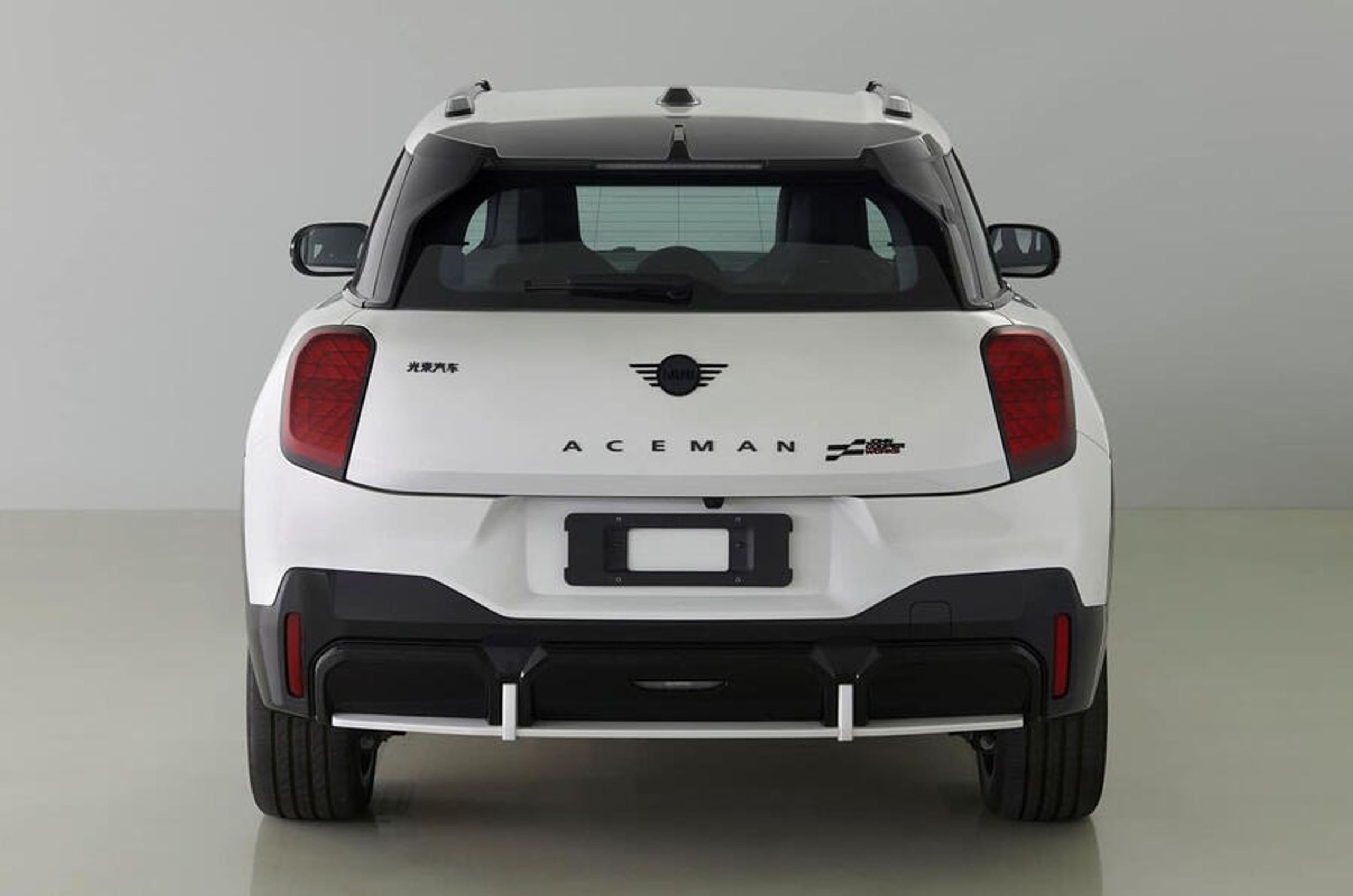 電動Mini Aceman JCW與掀背車相同，搭載255匹馬力的電動馬達，不過車重增加至1,768公斤。