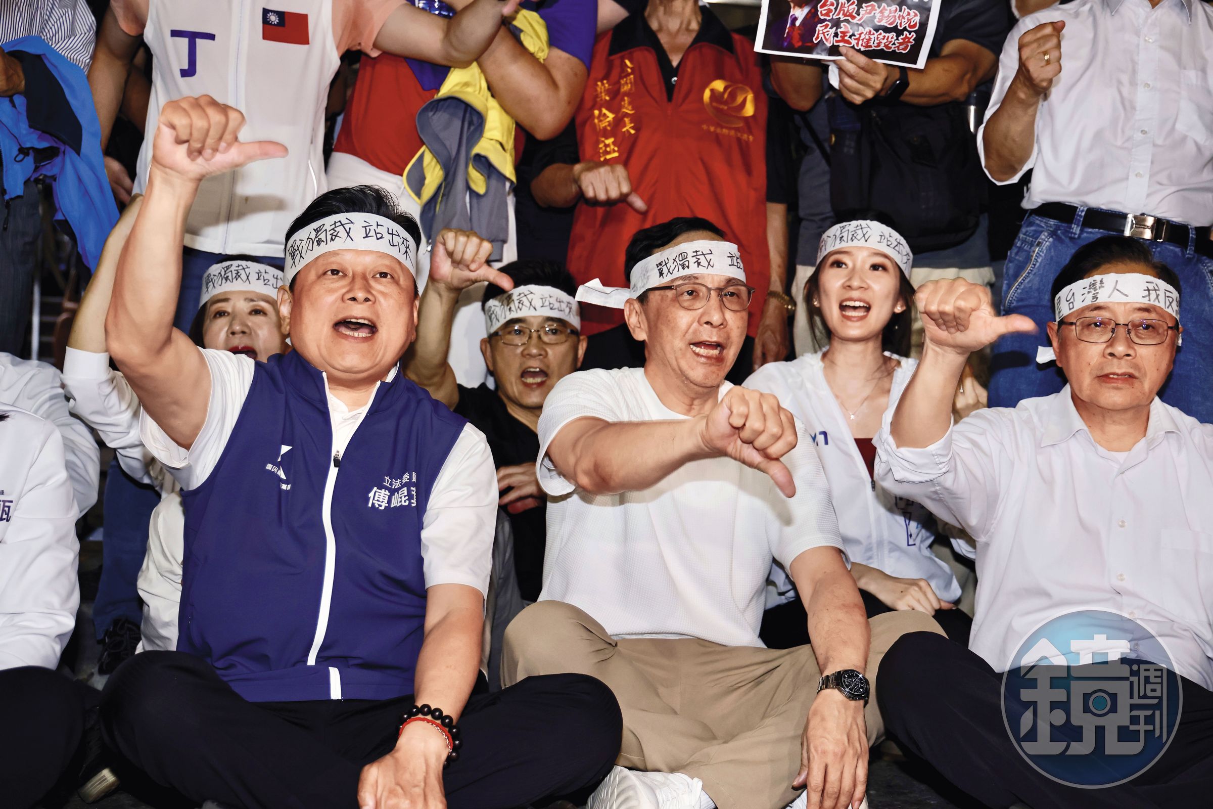 國民黨主席朱立倫等人率眾集結在北檢門口抗議遭搜索,並控訴賴清德獨裁,試圖營造一種民進黨政府政治迫害、追殺在野黨的氛圍。
