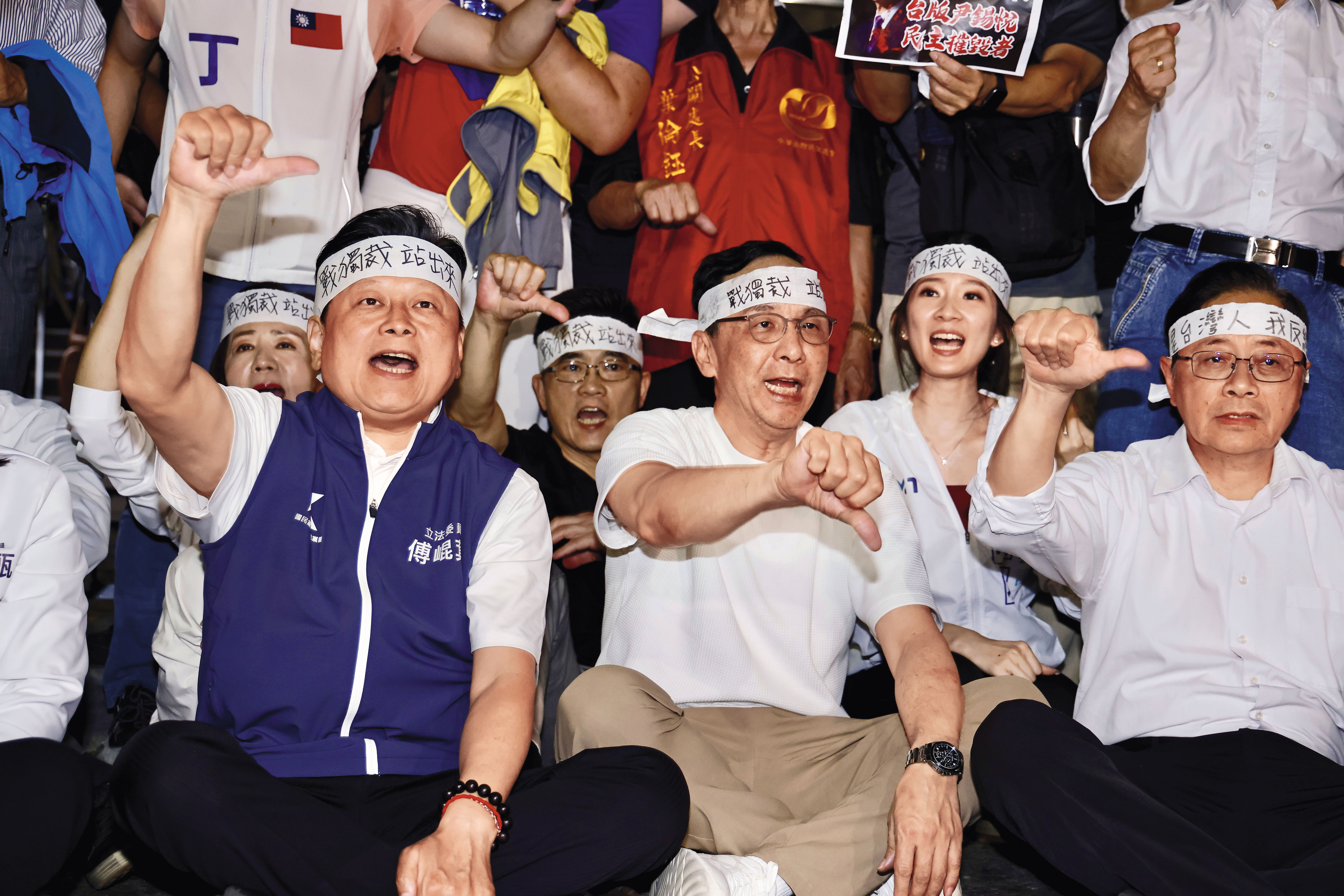 國民黨主席朱立倫等人率眾集結在北檢門口抗議遭搜索，並控訴賴清德獨裁，試圖營造一種民進黨政府政治迫害、追殺在野黨的氛圍。