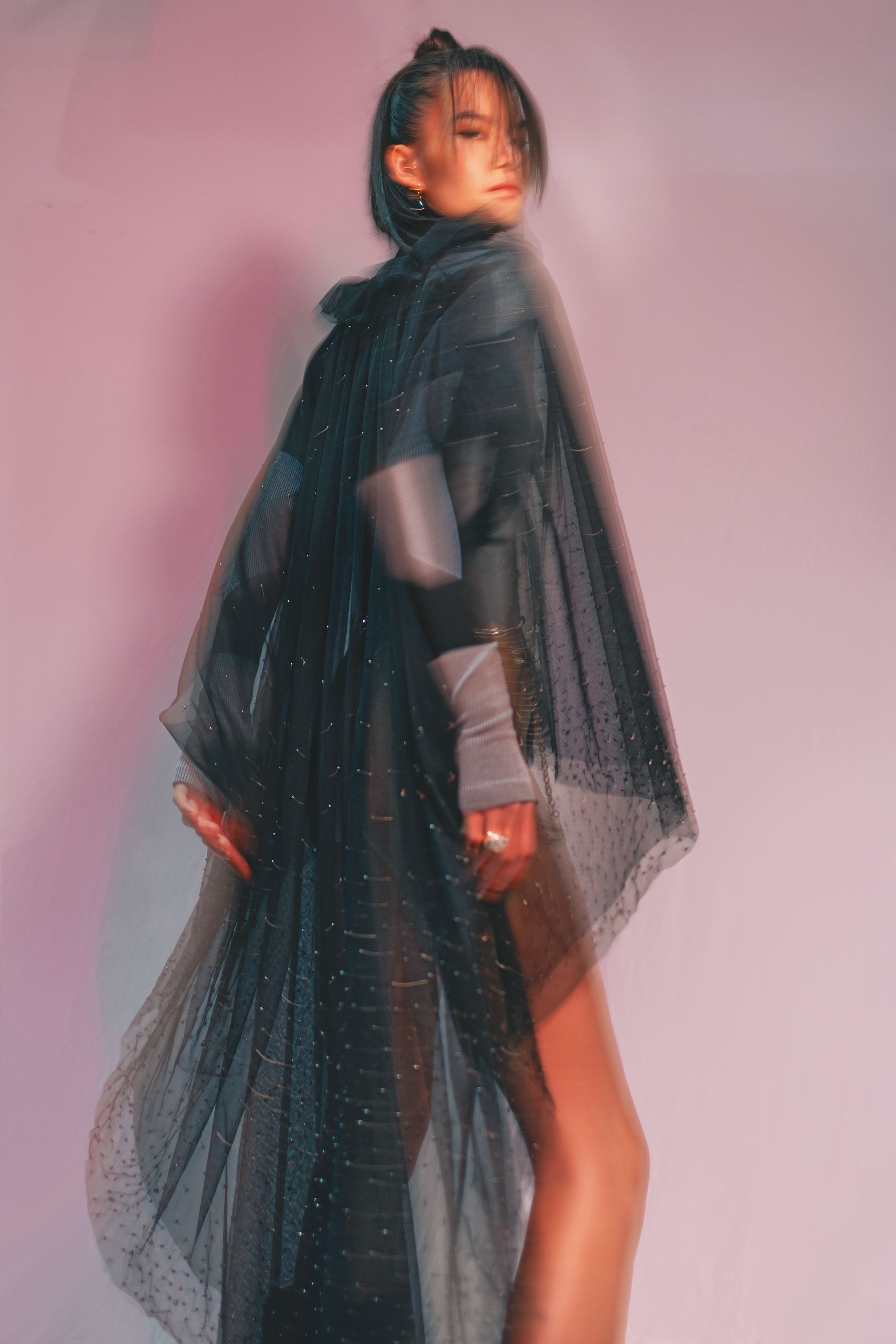 Sez Tulle斗篷 價格店洽 by ALLSAINTS/無痕高領緊身連身衣 NT$1,799 by H&M STUDIO/Athena twist charm耳環 價格店洽 by COS/Chroma個性戒指 NT$6,500 by SWAROVSKI。