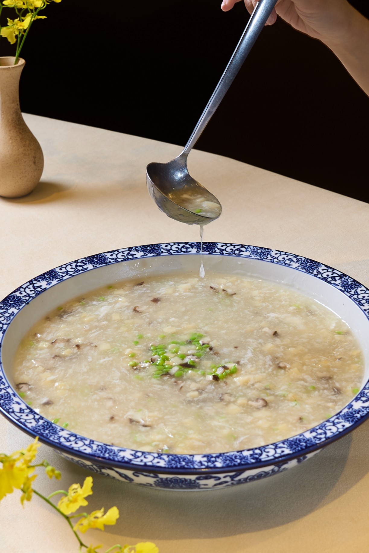 源自杭州名菜的「拆燴雙筍鮮魚羹」，多了茭白筍與綠竹筍的鮮甜與脆口，道地的鎮江醋更是畫龍點睛。（老新台菜提供）