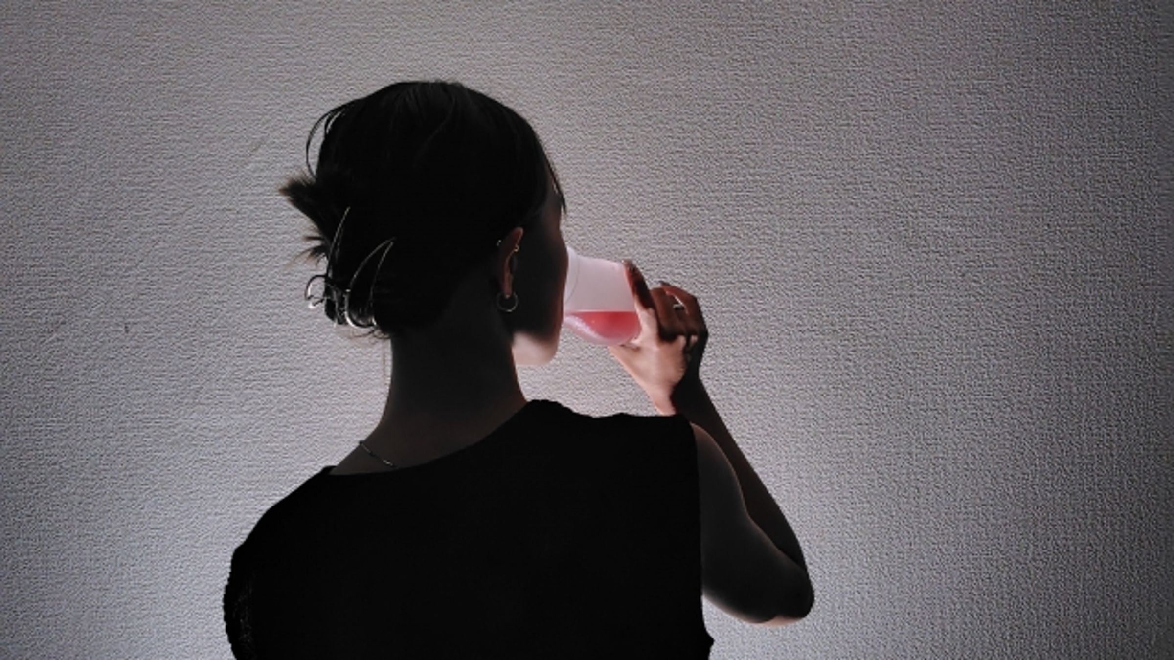 邱男在夜店撿屍酒醉女子，在戶外野戰性侵女子逞獸欲。（示意圖，photoAC）