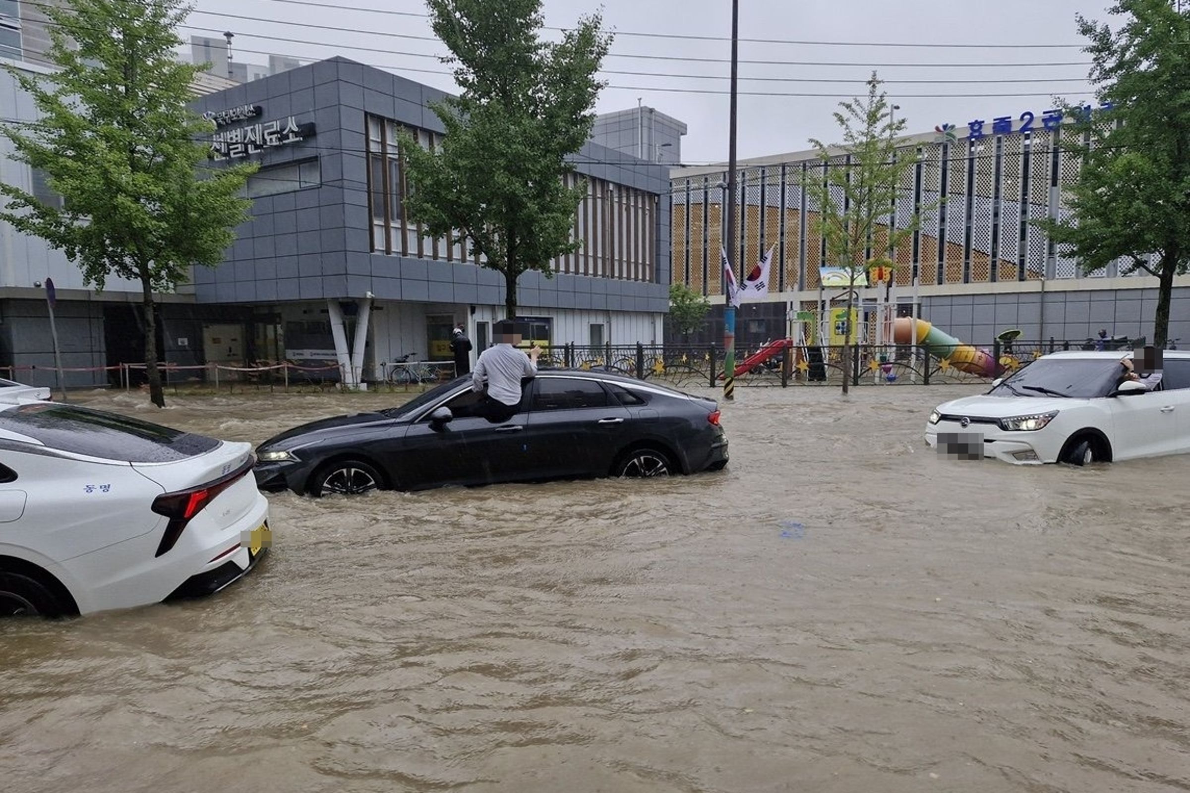 南韓光州市今遭受暴雨襲擊,多處道路、建築物傳出積水。(翻攝自X)