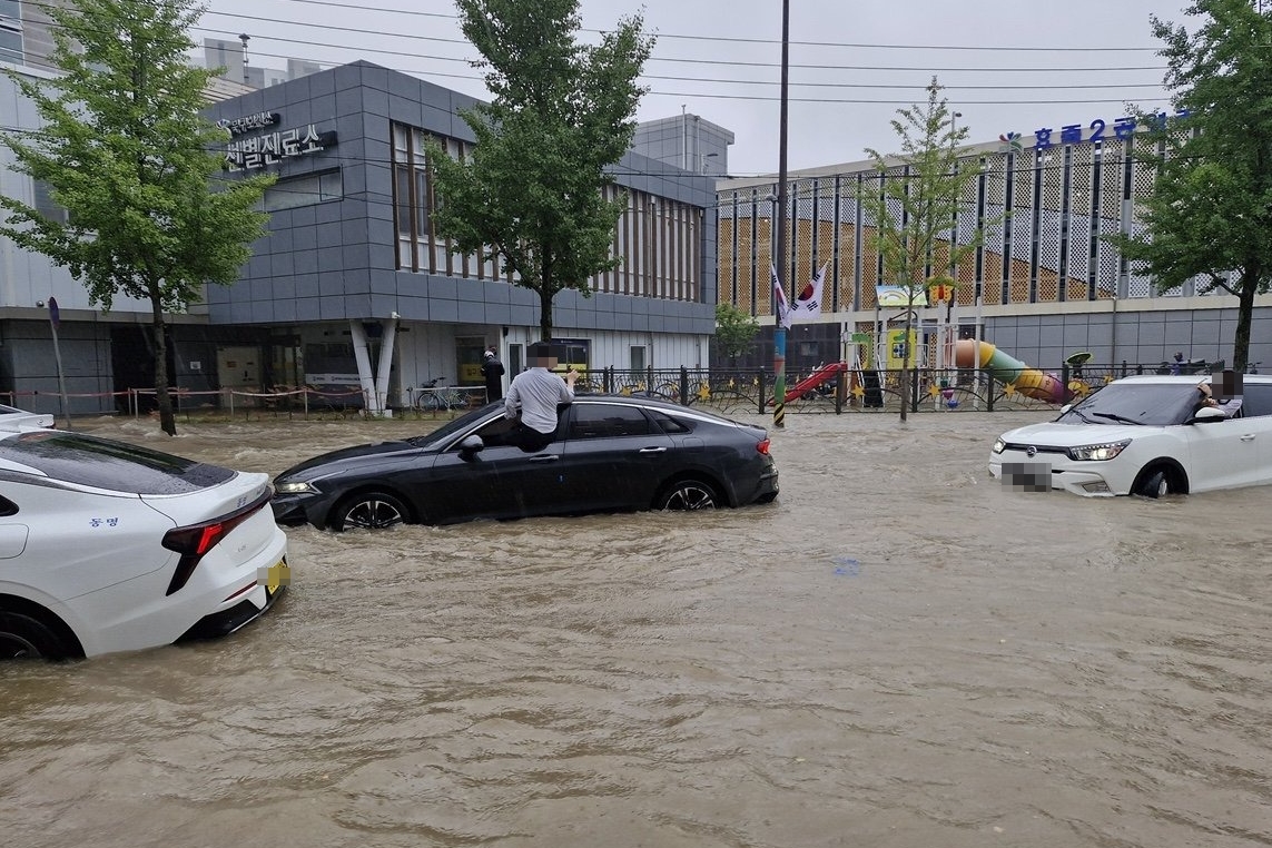 南韓光州市今遭受暴雨襲擊，多處道路、建築物傳出積水。（翻攝自X）