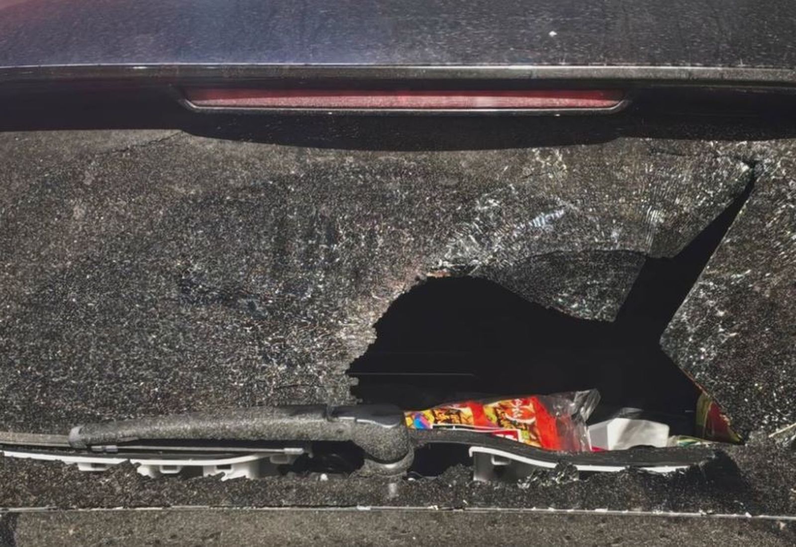百貨停車場情侶大吵!男友氣到一拳捶爆車窗 女友也遭玻璃割傷