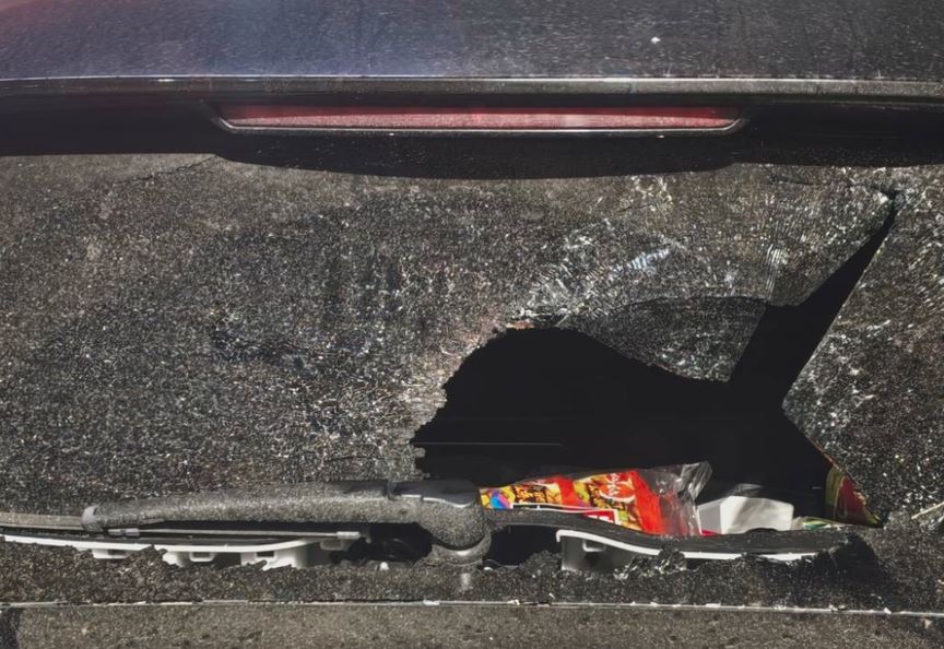 百貨停車場情侶大吵!男友氣到一拳捶爆車窗 女友也遭玻璃割傷