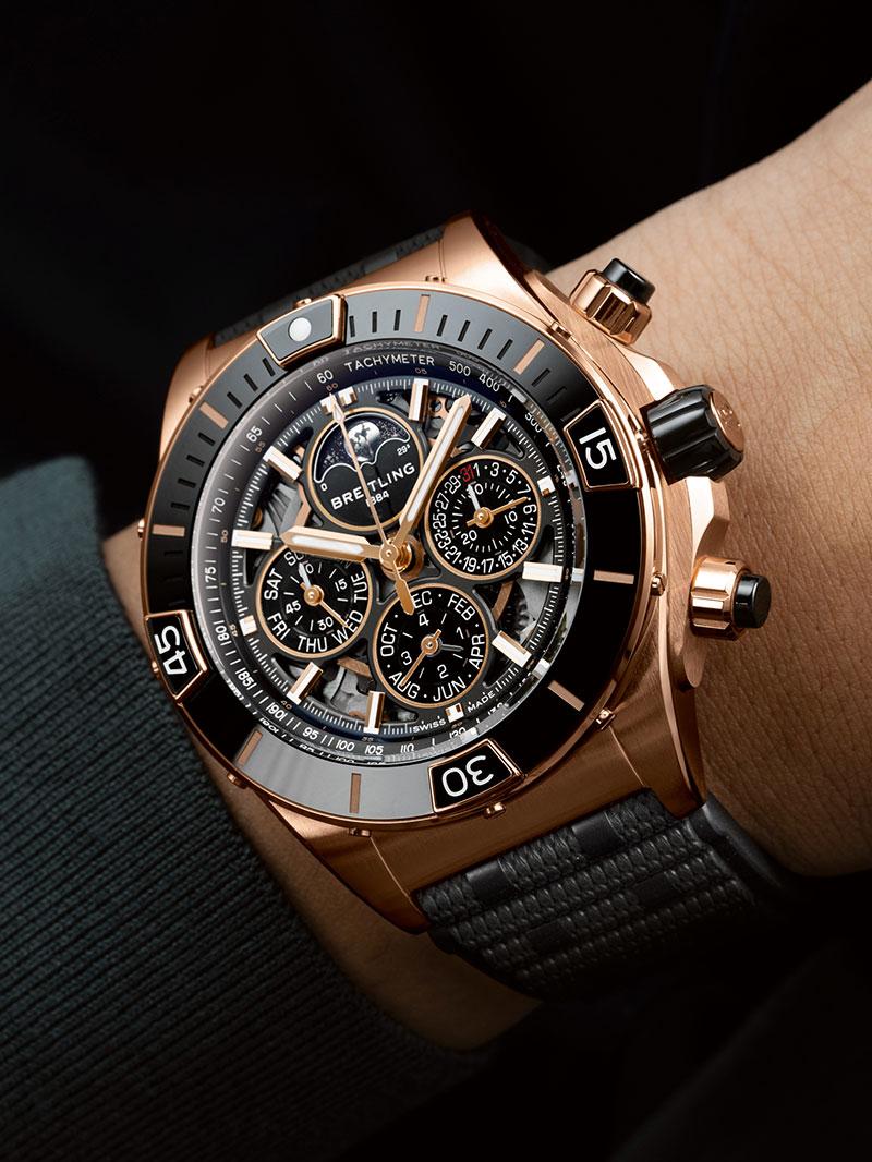 百年靈 Super Chronomat B19 萬年曆計時碼錶 140週年紀念款，錶徑44毫米，厚度15.35毫米。紅金錶殼配備紅金錶圈，內嵌黑色陶瓷，有更現代的造型。