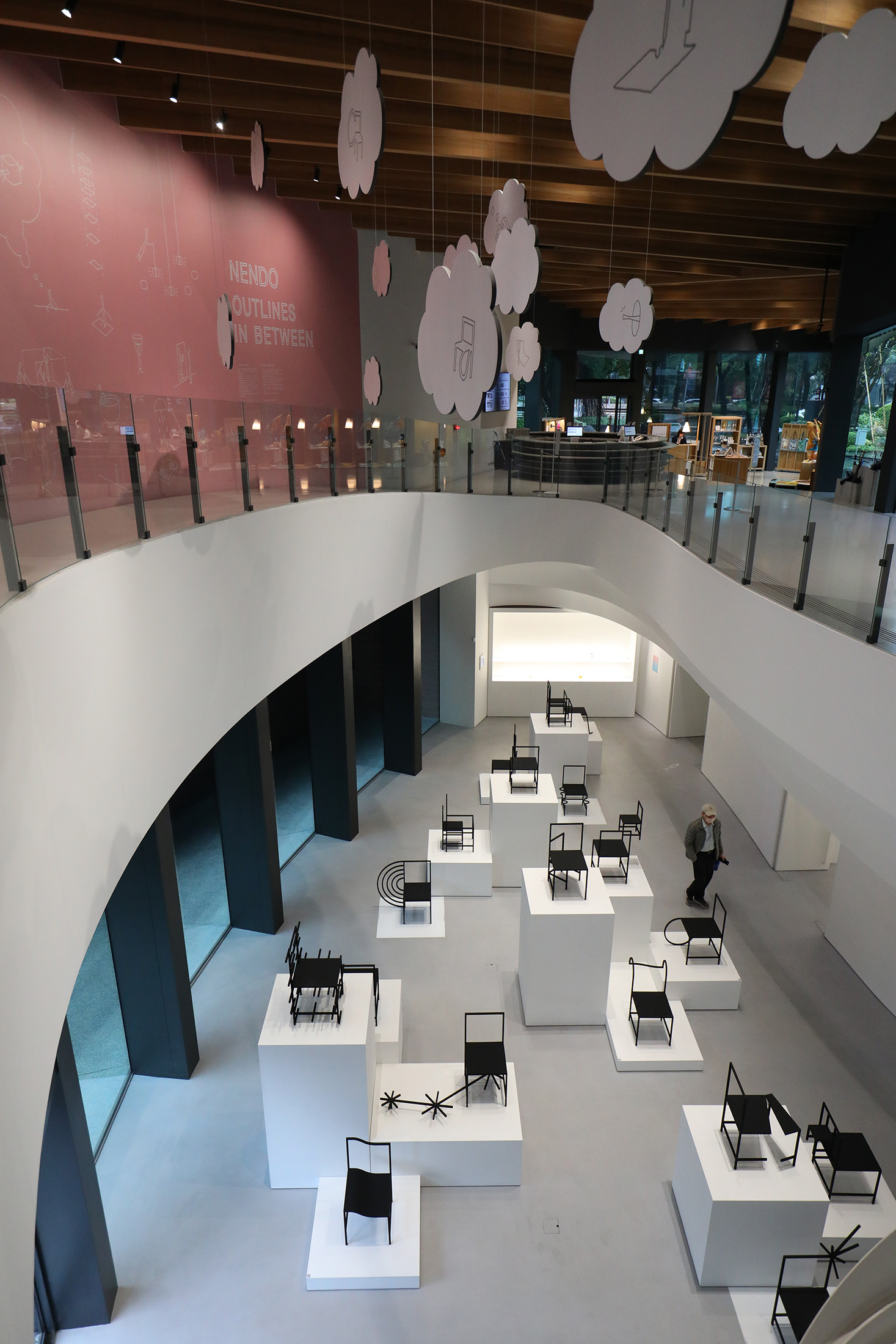 線展區展出經典的《50 manga chairs》系列,將漫畫中的閃電、氣泡等特徵轉化為立體椅子的形態。