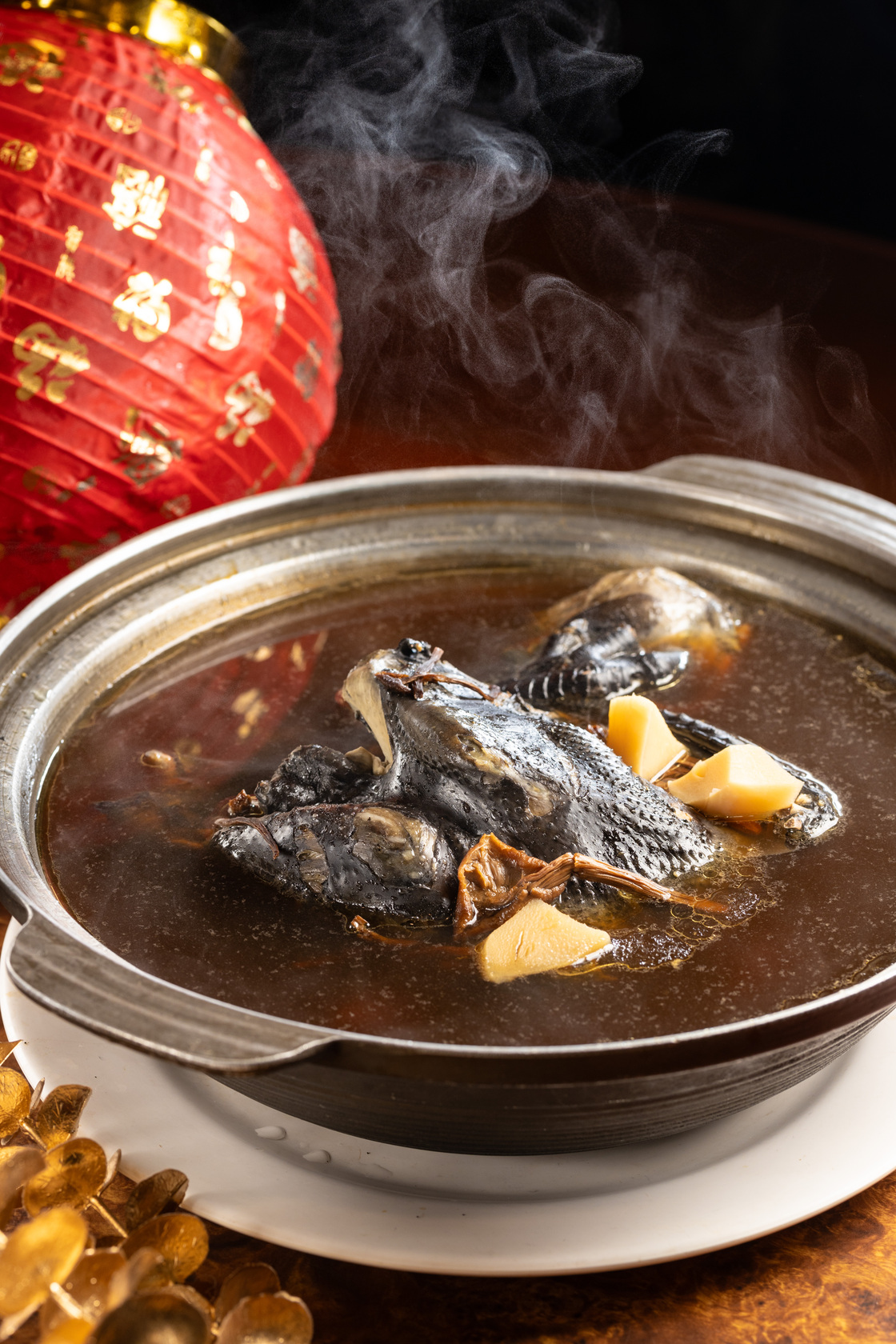 冷冷的天氣來一鍋湖南小館的「茶樹菇燉全雞」湯頭溫順，喝一口暖意上身。（6,800元年菜套餐菜色）