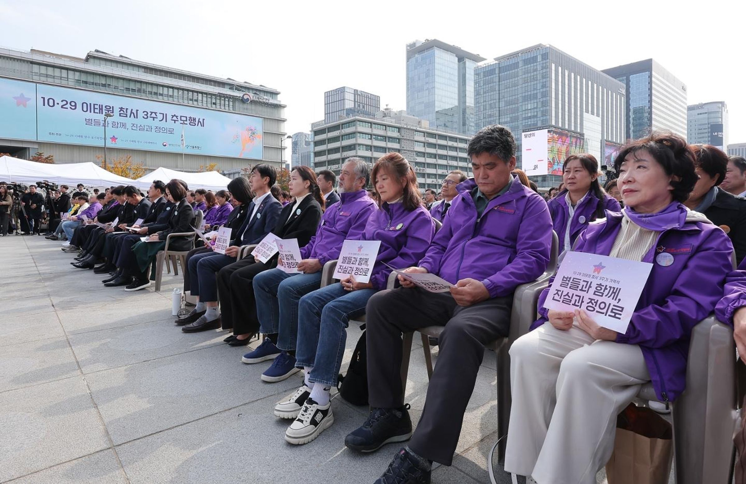 南韓政府首次舉行官方追悼儀式,約800名家屬與民眾出席。(翻攝自韓國時報)