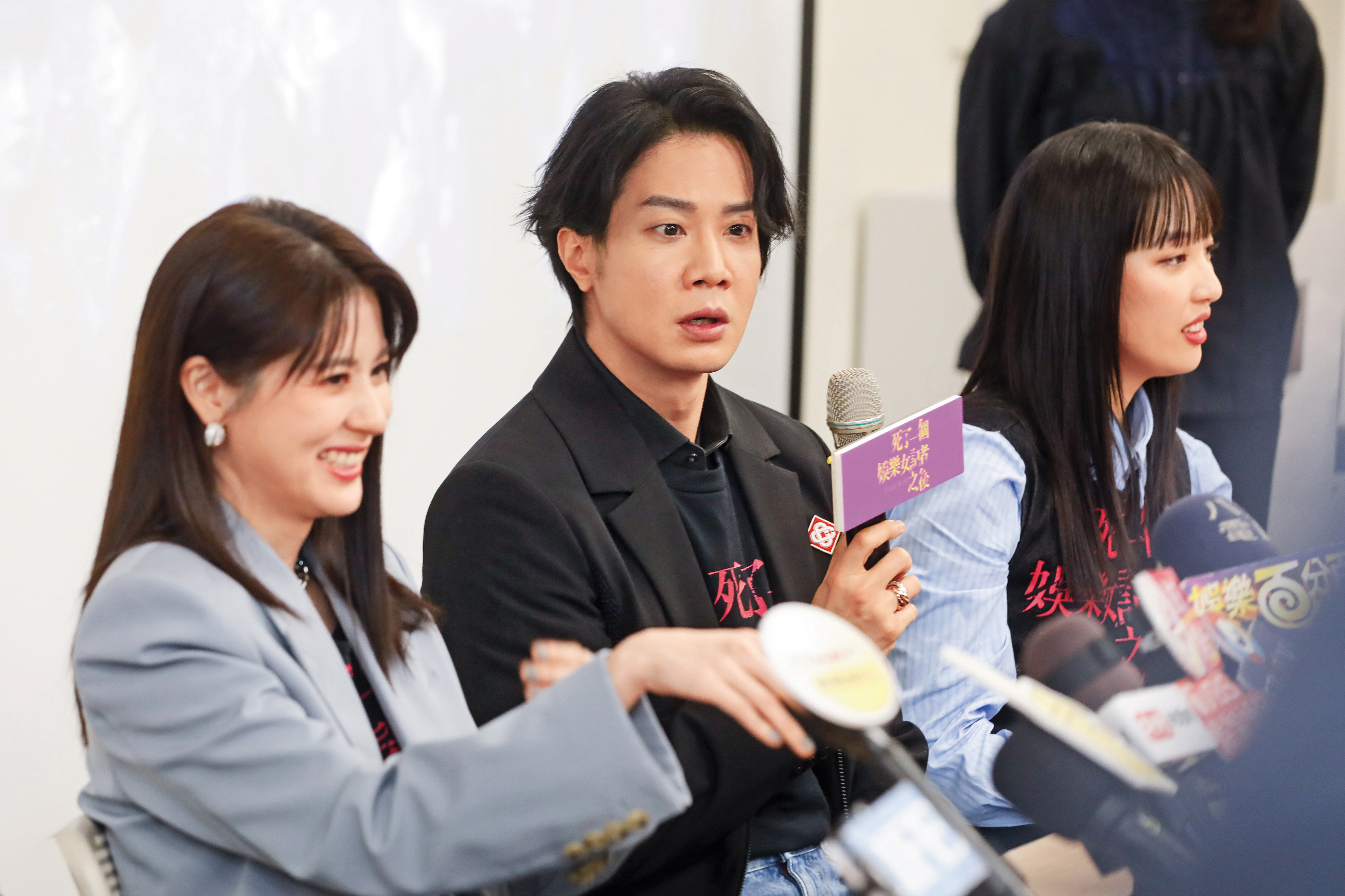 正在軋戲的薛仕凌一臉放空，看來還在Loading。（狀態顯示為轉圈圈）左為林予晞。