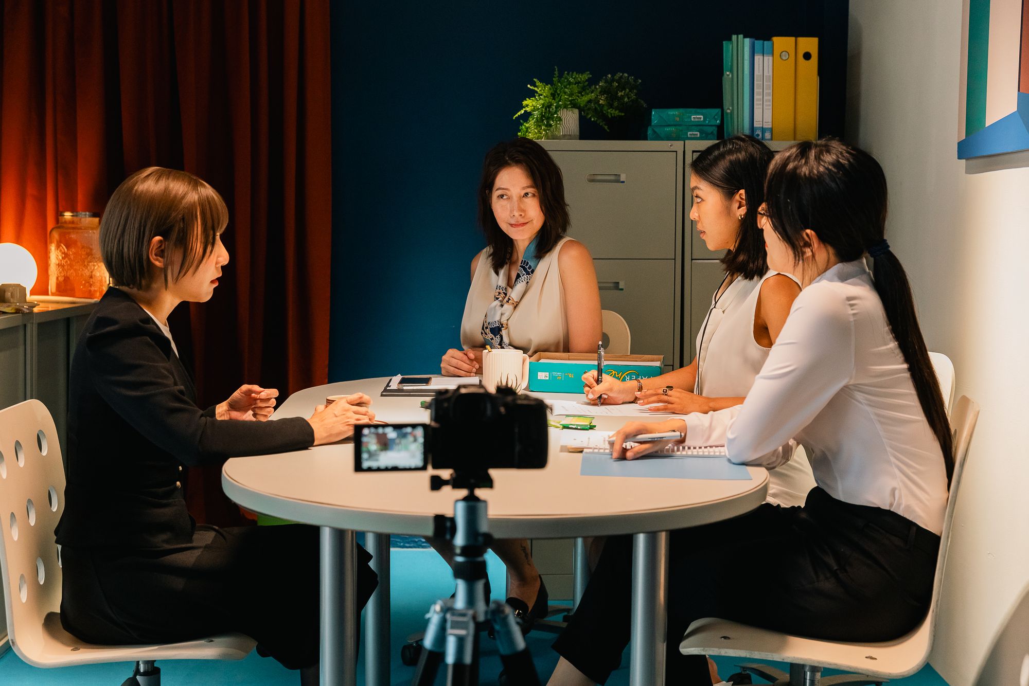 丁寧（左2）在公視新創電影《注意看，這個女人∙∙∙∙∙∙》擔綱靈魂人物高階主管，與林幻夢露（左起）、董韋伶、李想同台。（公視提供）