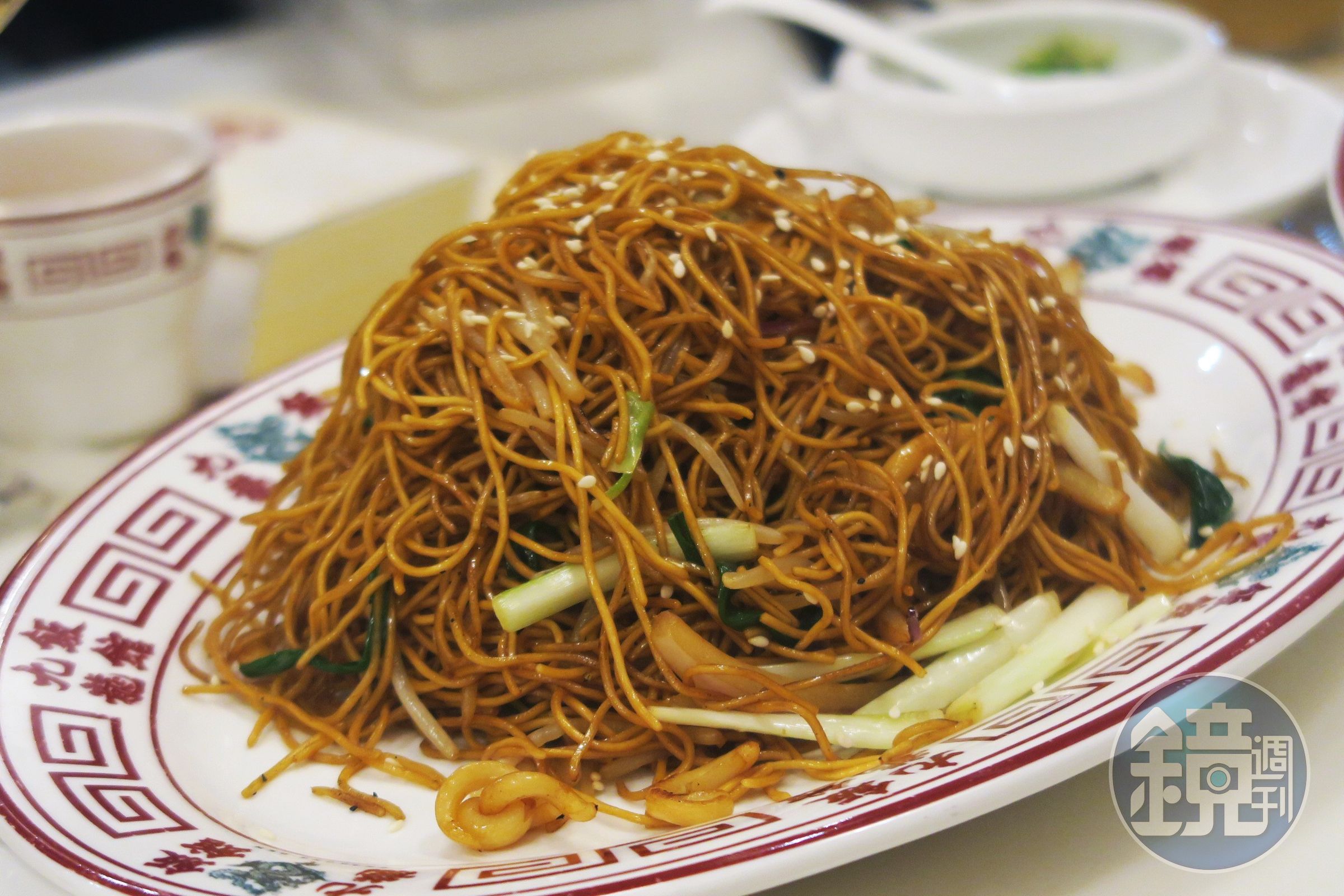 很考驗師傅炒功的「豉油皇魷魚絲炒麵」非常乾爽，魷魚絲是味覺亮點。（港幣118元／份，約NT$478）