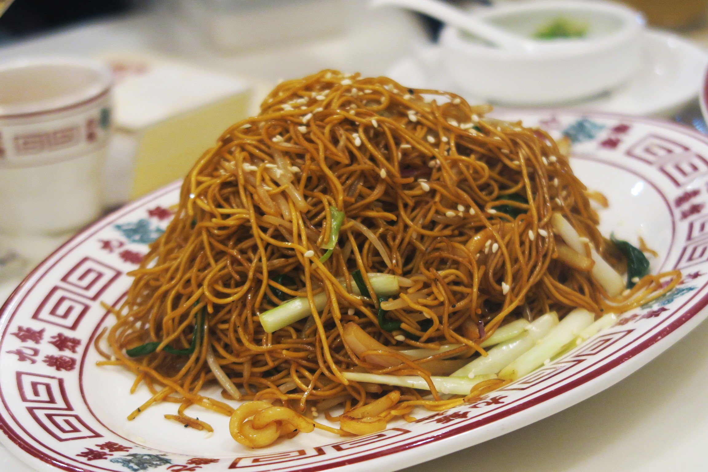 很考驗師傅炒功的「豉油皇魷魚絲炒麵」非常乾爽，魷魚絲是味覺亮點。（港幣118元／份，約NT$478）