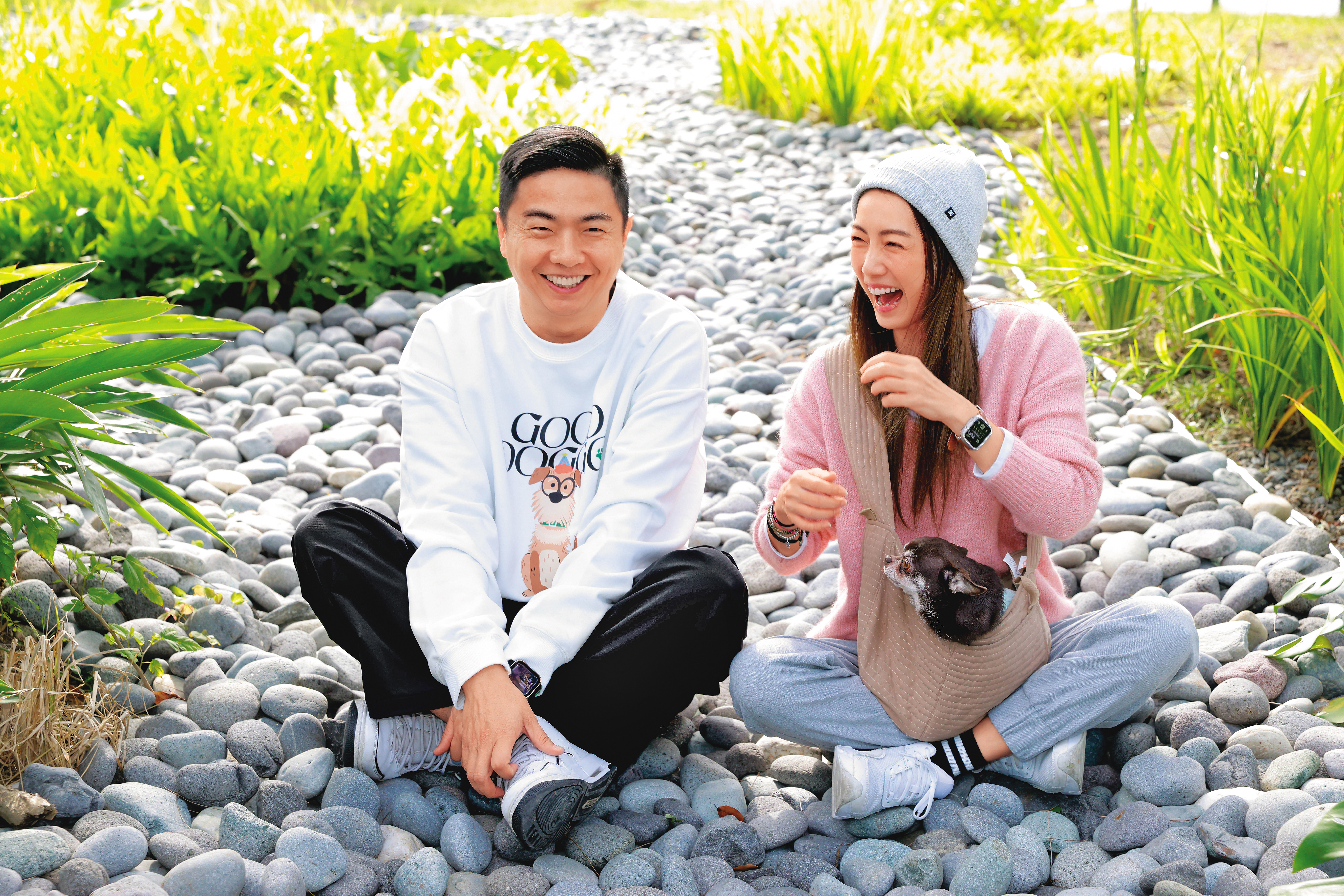 林韋君(右)帶著5歲的吉娃娃來找熊爸(左),對於愛犬的各種問題獲得解決,開心不已。