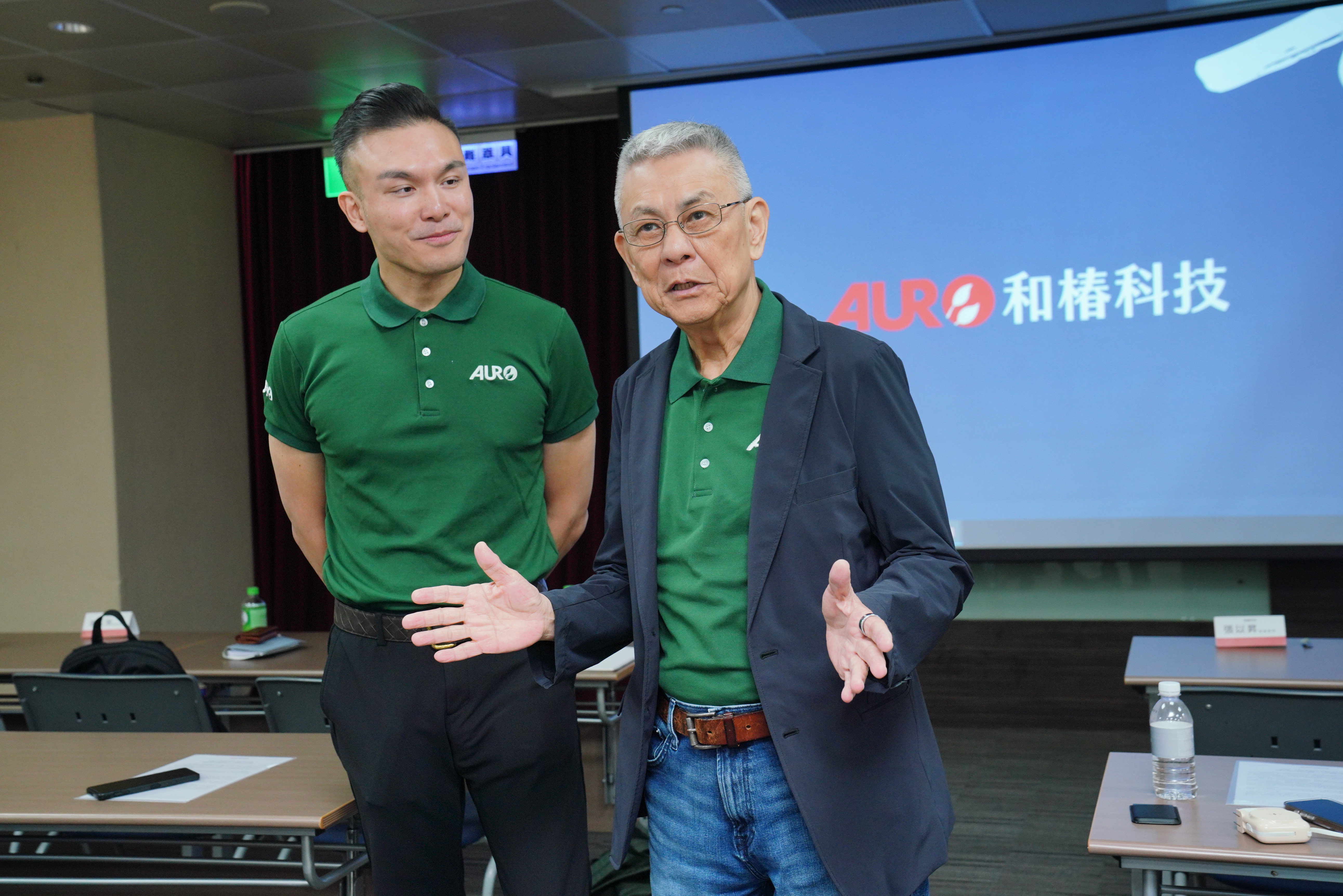 和椿董事長程天縱與和椿副董事長張以昇為自家機器人解決方案一同對外說明。