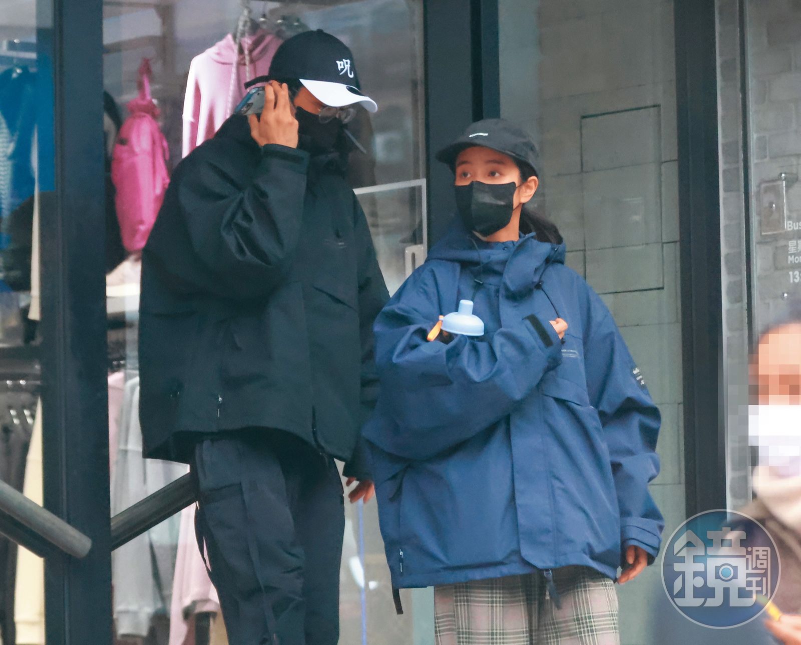 孫沁岳（左）曾與「球友」温貞菱（右）相戀，當時兩人穿著情侶裝踩街、共處香閨，但交往一年後，兩人即協議和平分手