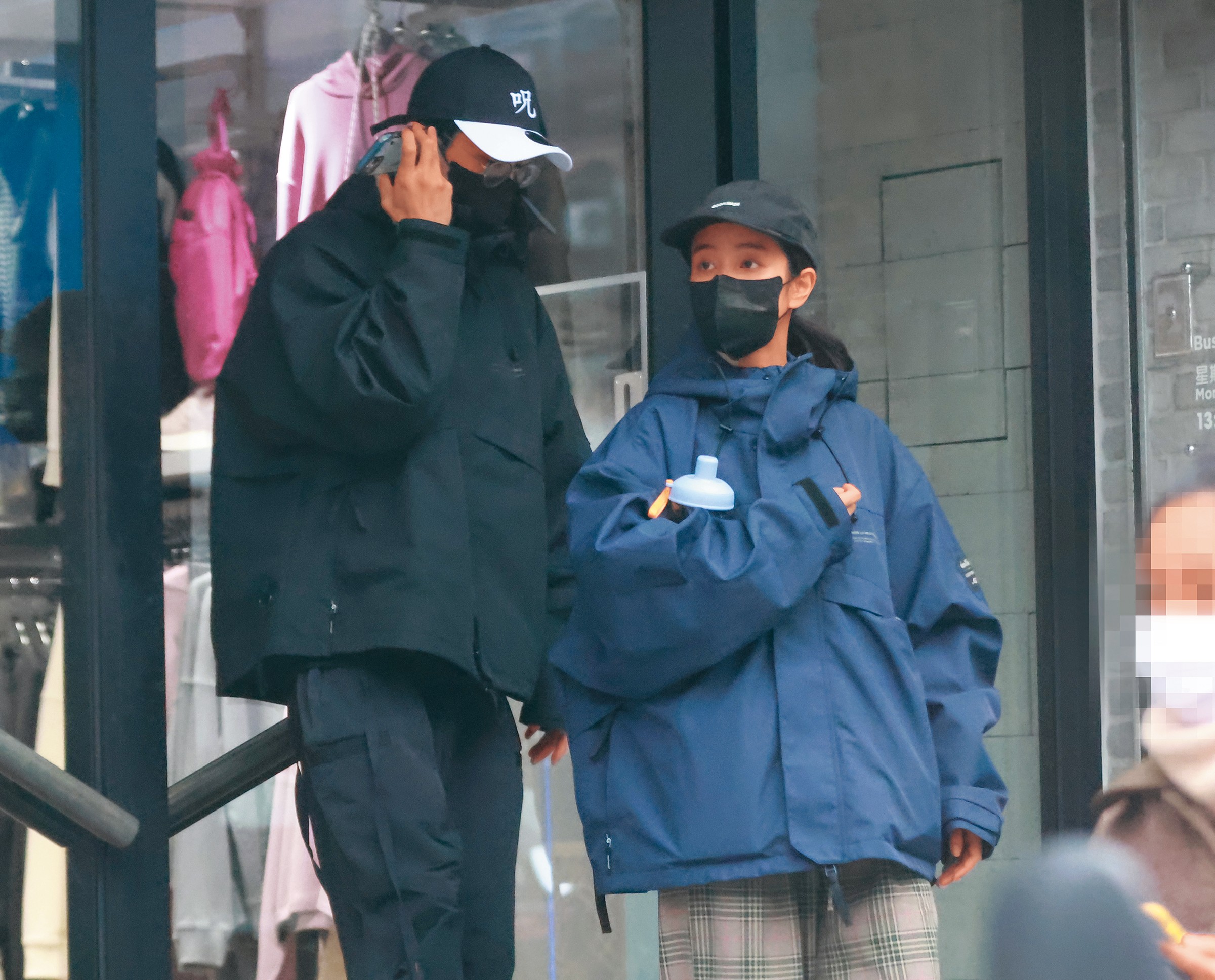 孫沁岳（左）曾與「球友」温貞菱（右）相戀，當時兩人穿著情侶裝踩街、共處香閨，但交往一年後，兩人即協議和平分手。