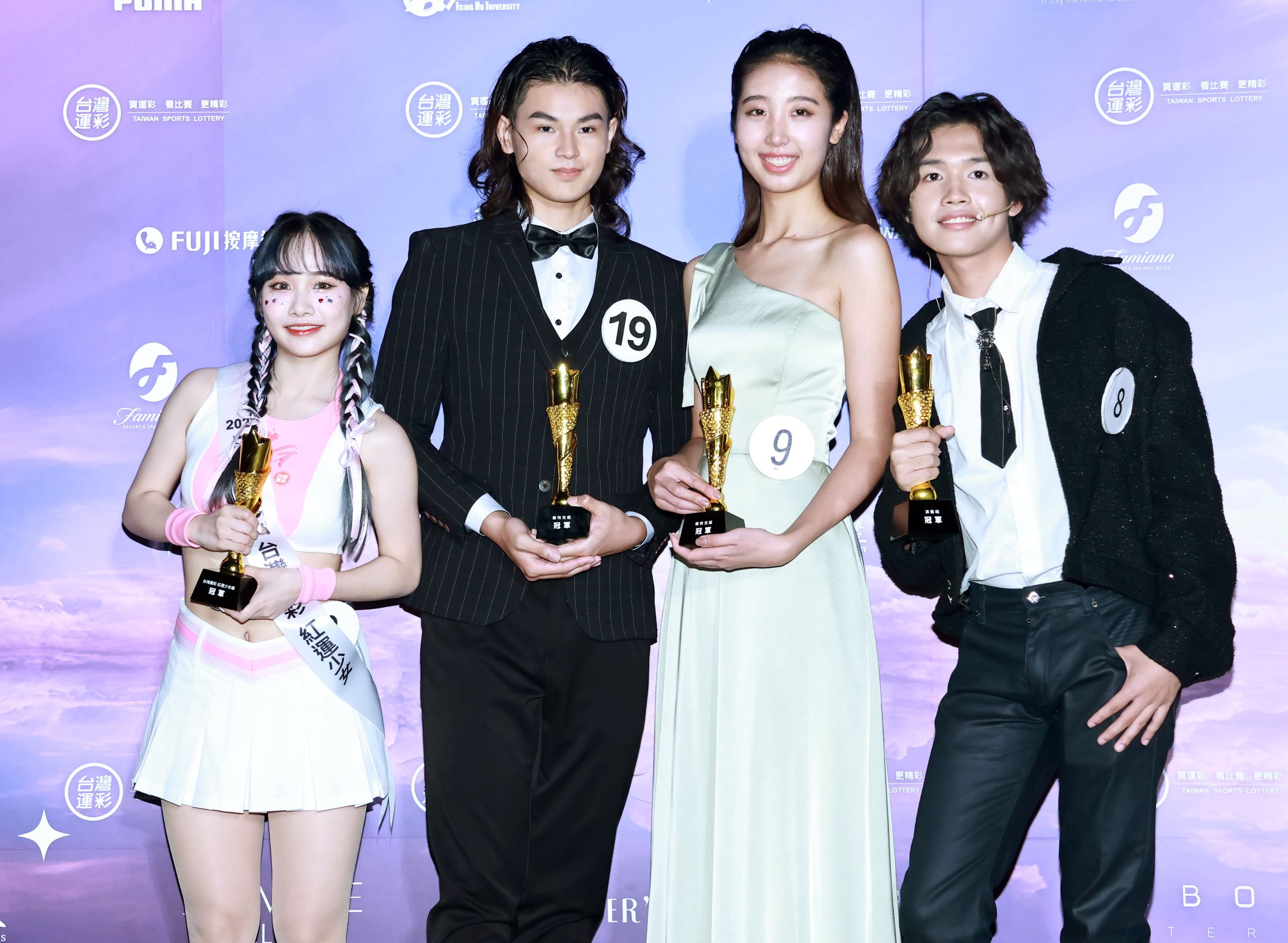 各組冠軍為男模黃楷竣、女模張齡之、演藝組的莊翔麒、台灣運彩紅運少女組24歲的李凌兒。(伊林娛樂提供)